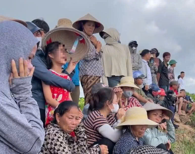 Đã tìm thấy thi thể 2 mẹ con gặp nạn mất tích trên sông Hồng - Ảnh 3.