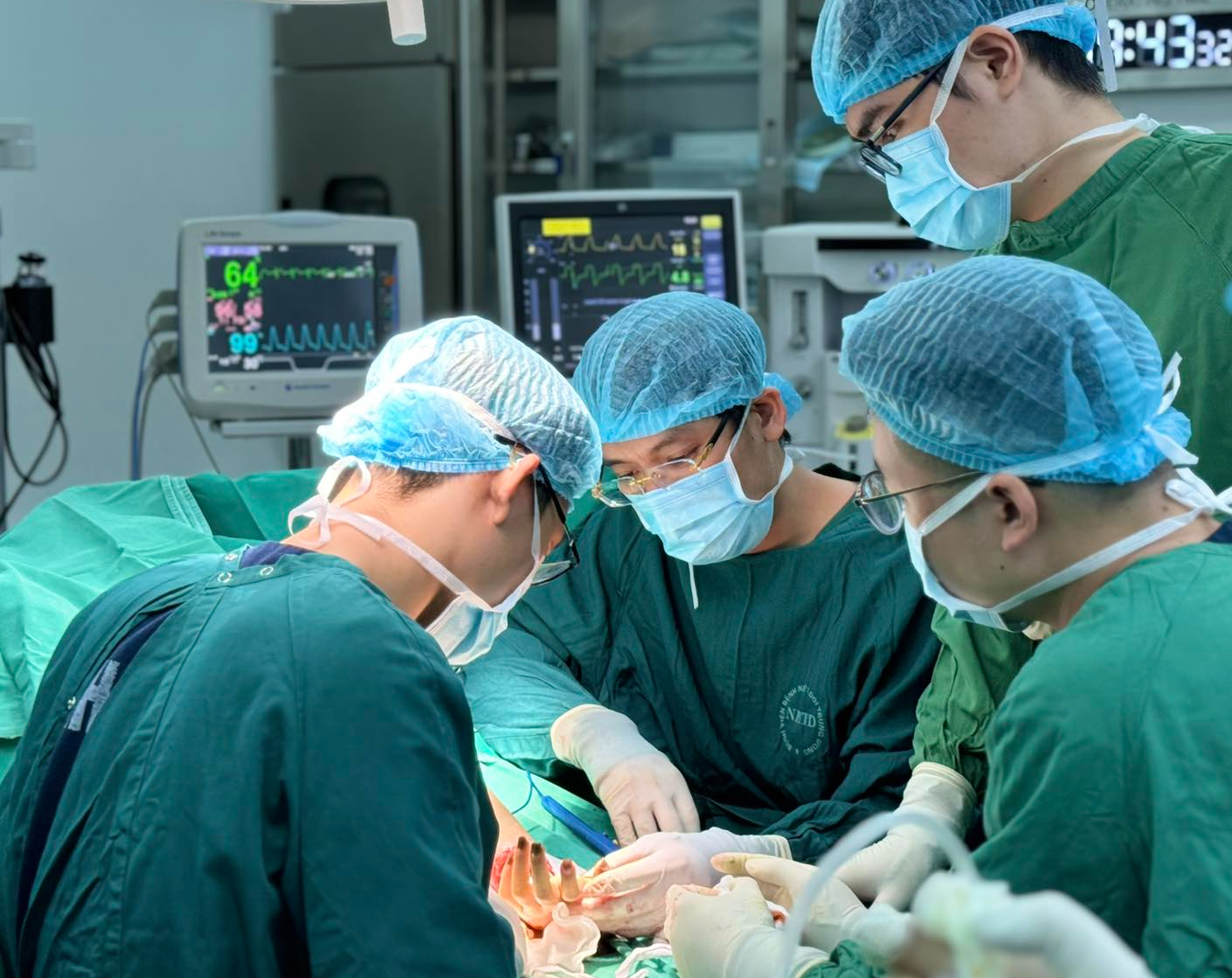 Đau cổ tay kéo dài, cô gái 23 tuổi bất ngờ phát hiện mắc ung thư - Ảnh 2.