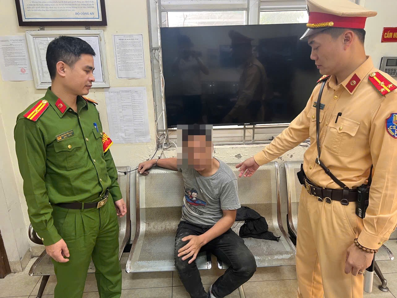 Hà Nội: Kịp thời khống chế đối tượng nghi ngáo đá hành hung người đi đường - Ảnh 1. Hà Nội: Kịp thời khống chế đối tượng nghi ngáo đá hành hung người đi đường - Ảnh 1.
