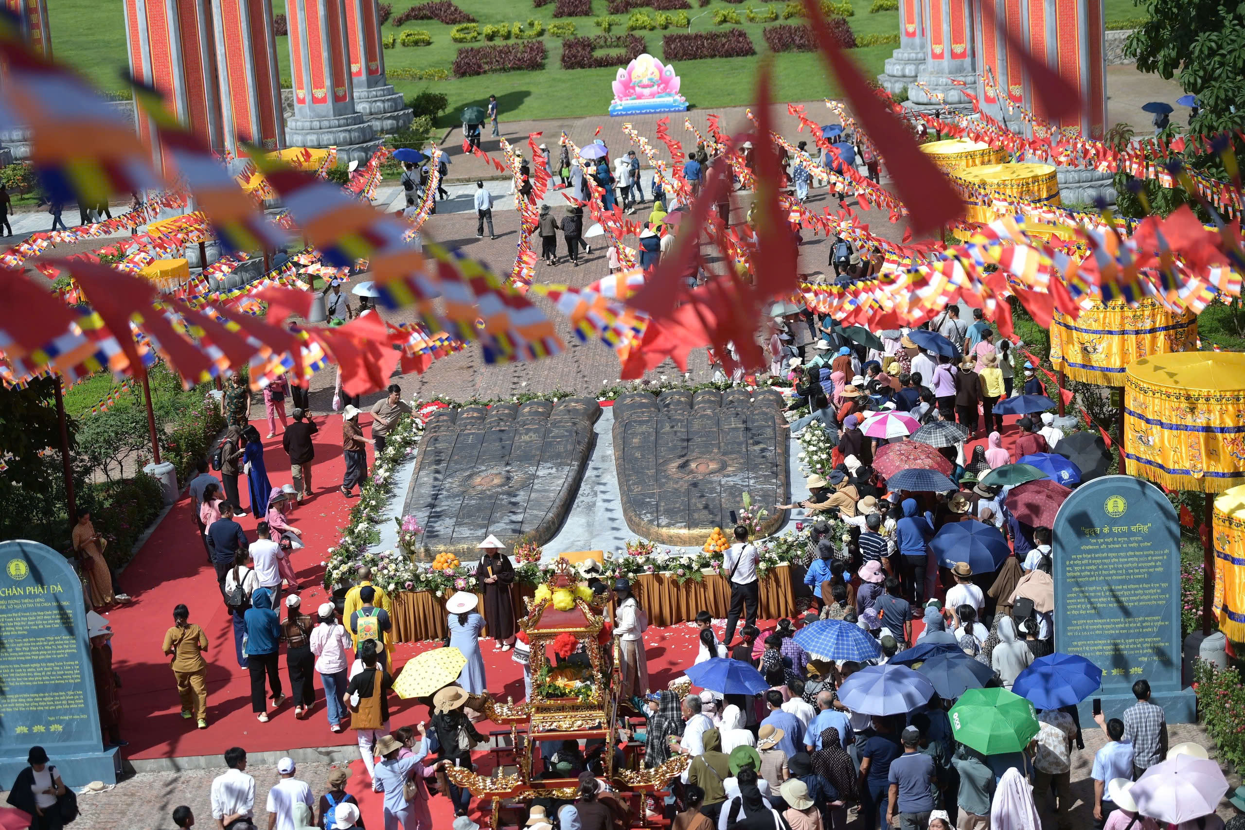 Cận cảnh bàn chân Đức Phật 'khổng lồ' ở chùa Tam Chúc thu hút người dân - Ảnh 3.