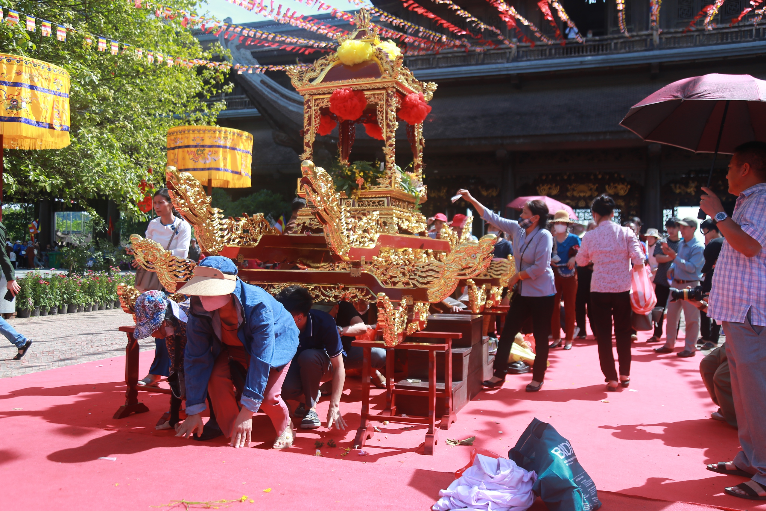 Cận cảnh bàn chân Đức Phật 'khổng lồ' ở chùa Tam Chúc thu hút người dân - Ảnh 12.