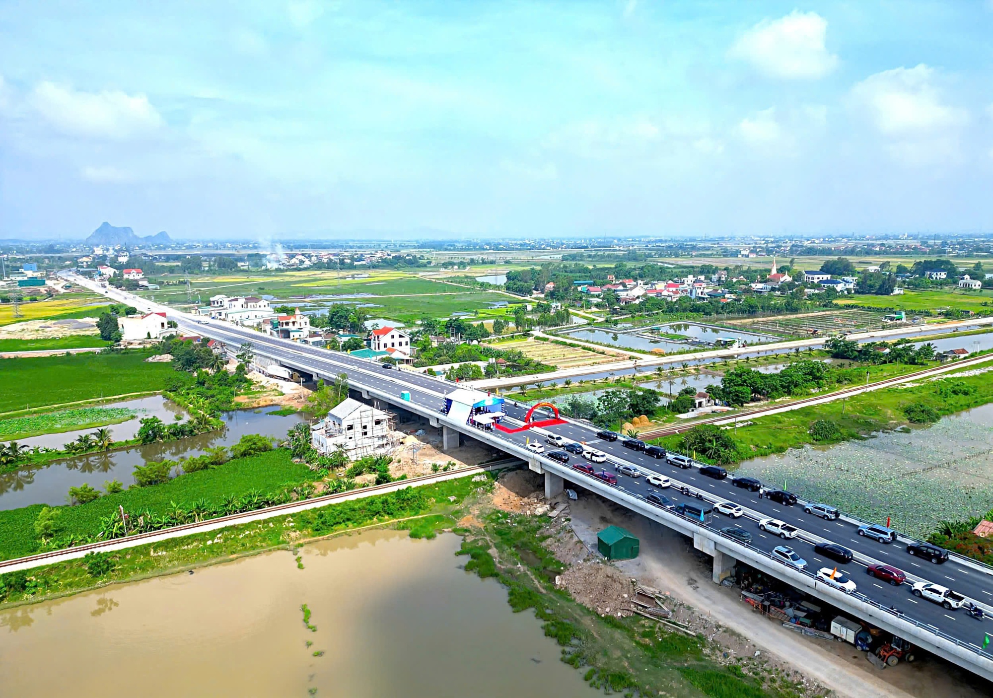 Nghệ An: Thông xe kỹ thuật cầu vượt đường sắt, giải toả nút thắt tại Quốc lộ 7 - Ảnh 1. Nghệ An: Thông xe kỹ thuật cầu vượt đường sắt, giải toả nút thắt tại Quốc lộ 7 - Ảnh 1.
