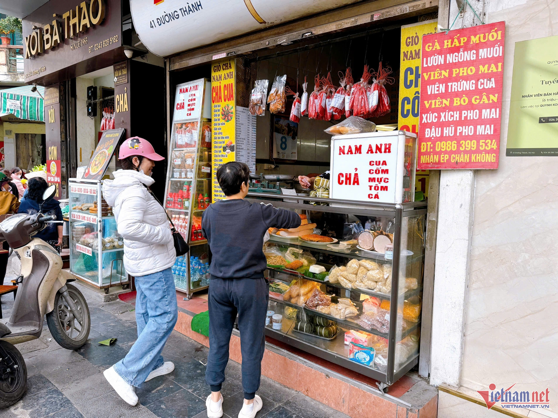 Hàng giò chả 3 đời ở Hà Nội ngon có tiếng, giữ chữ tín nhờ 'báu vật' trăm tuổi - Ảnh 1.