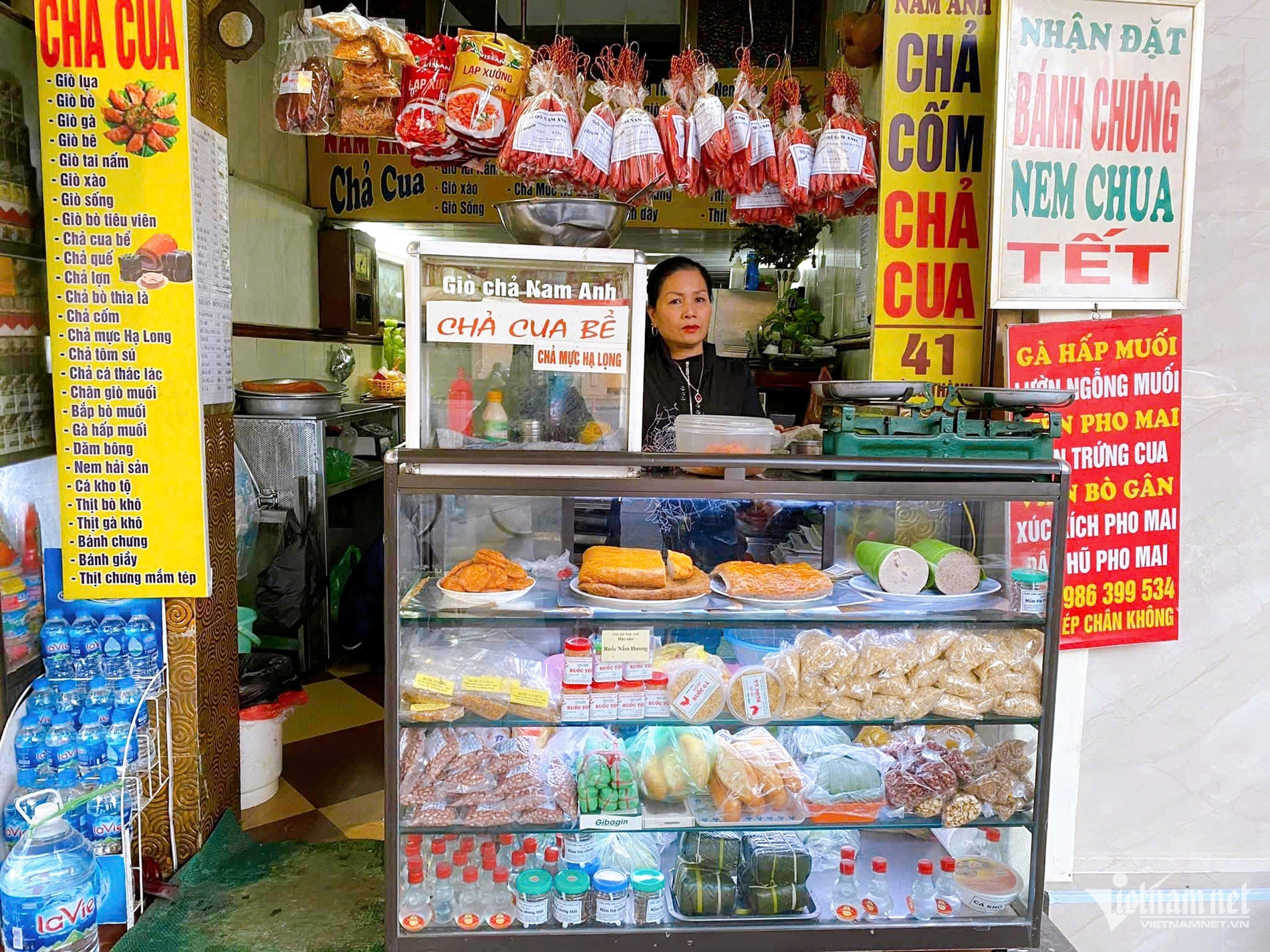 Hàng giò chả 3 đời ở Hà Nội ngon có tiếng, giữ chữ tín nhờ 'báu vật' trăm tuổi - Ảnh 2.
