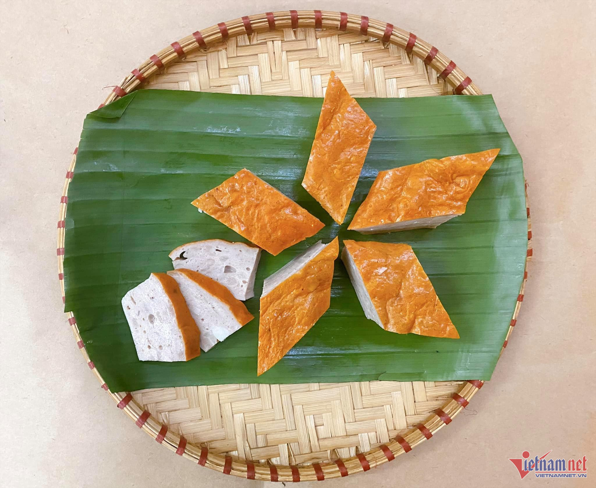 Hàng giò chả 3 đời ở Hà Nội ngon có tiếng, giữ chữ tín nhờ 'báu vật' trăm tuổi - Ảnh 3.
