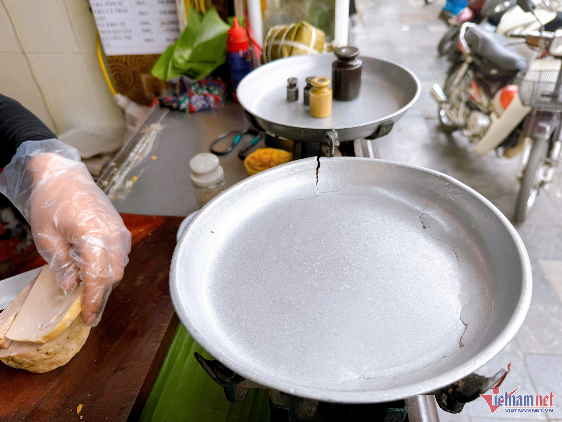 Hàng giò chả 3 đời ở Hà Nội ngon có tiếng, giữ chữ tín nhờ 'báu vật' trăm tuổi - Ảnh 4.