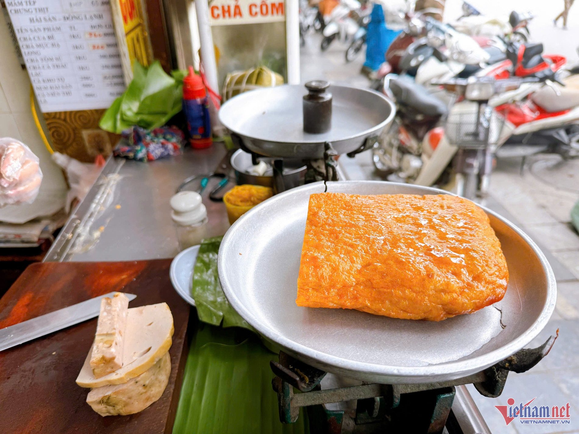 Hàng giò chả 3 đời ở Hà Nội ngon có tiếng, giữ chữ tín nhờ 'báu vật' trăm tuổi - Ảnh 5.