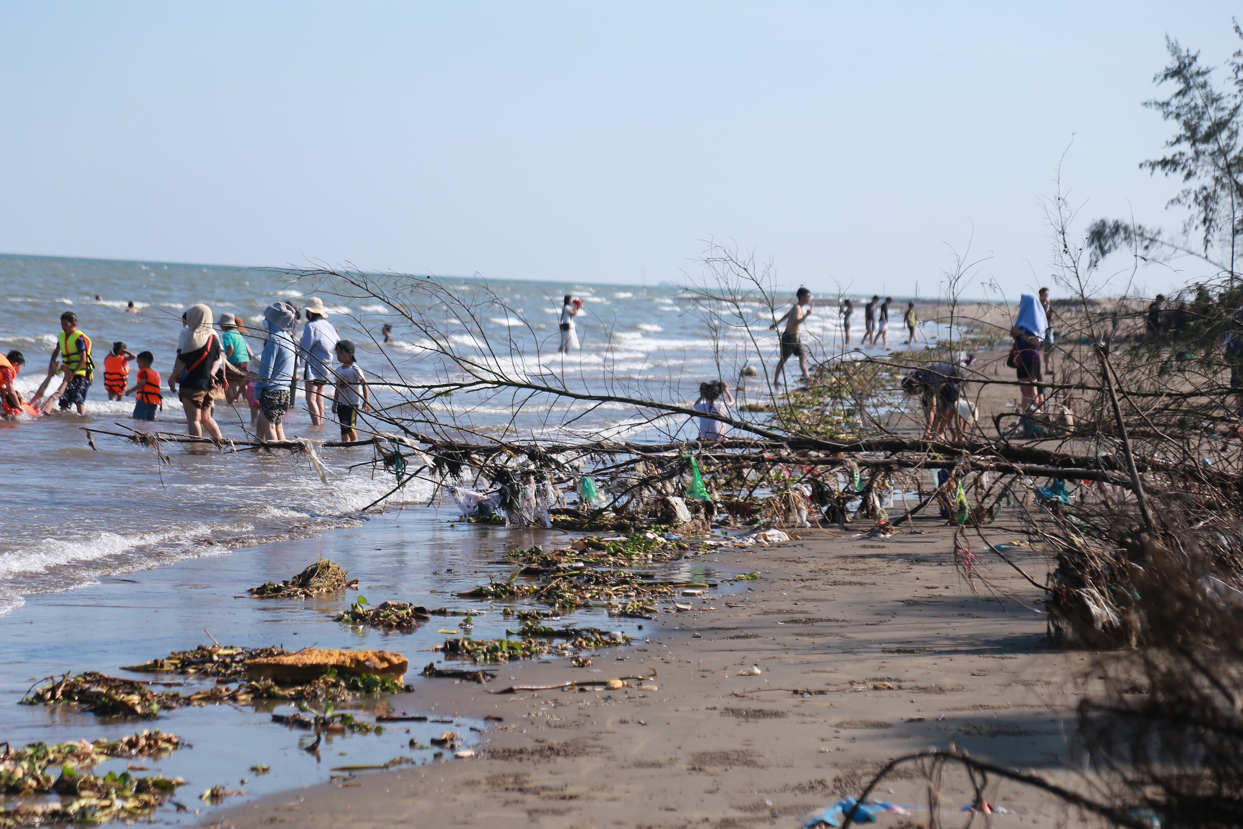 Rác phủ đầy bờ biển Rạng Đông ở Nam Định du khách vẫn vô tư tắm biển- Ảnh 12.