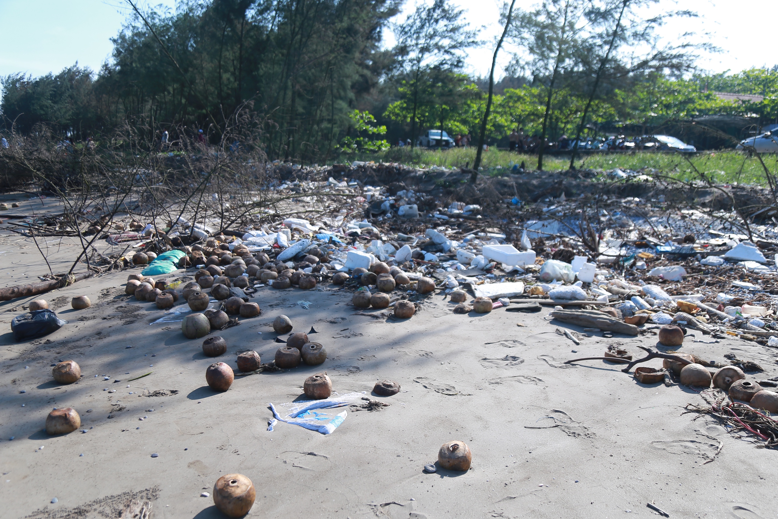 Rác phủ đầy bờ biển Rạng Đông ở Nam Định du khách vẫn vô tư tắm biển- Ảnh 4.