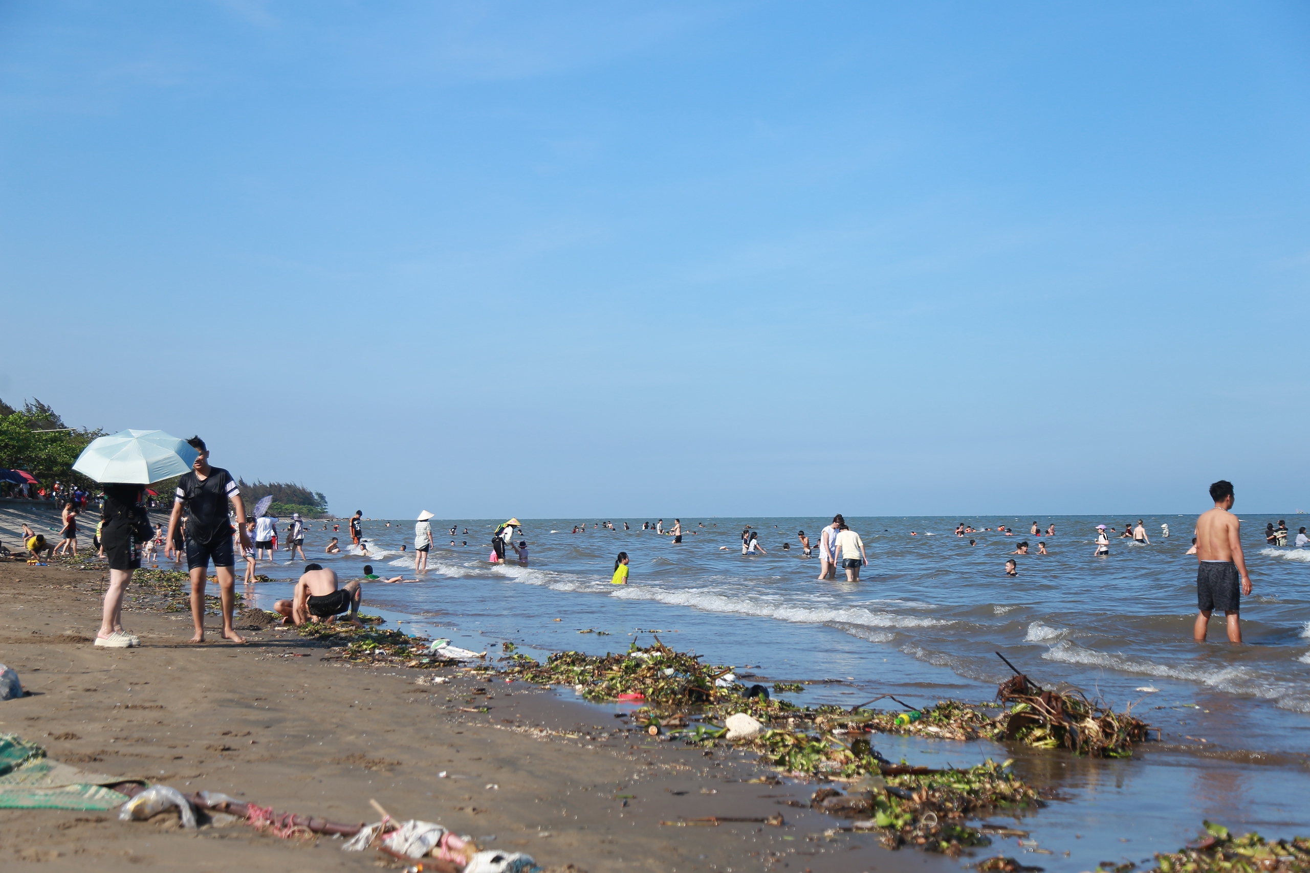 Rác phủ đầy bờ biển Rạng Đông ở Nam Định du khách vẫn vô tư tắm biển- Ảnh 9.
