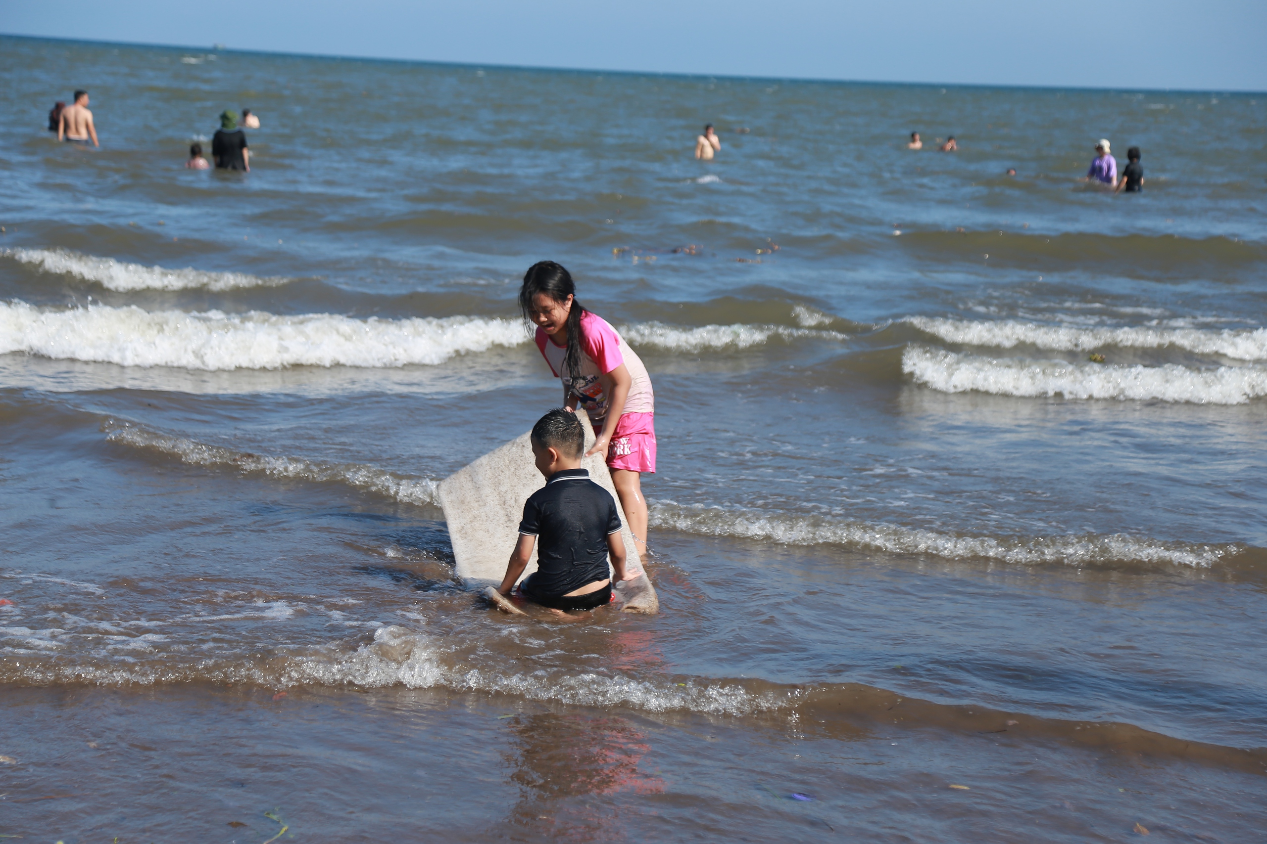 Rác phủ đầy bờ biển Rạng Đông ở Nam Định du khách vẫn vô tư tắm biển- Ảnh 11.