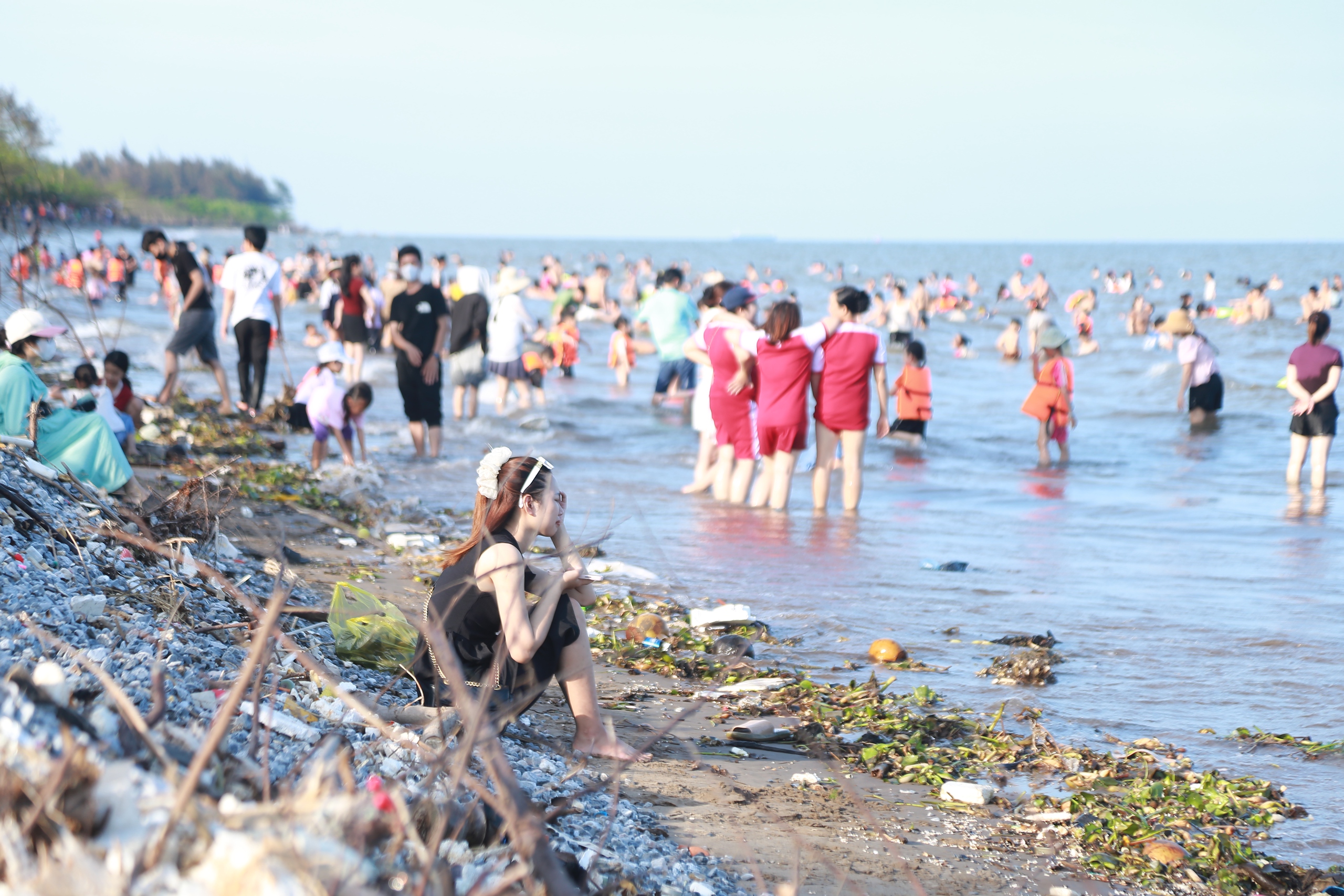 Rác phủ đầy bờ biển Rạng Đông ở Nam Định du khách vẫn vô tư tắm biển- Ảnh 3.