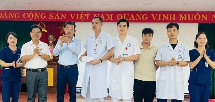 Tuyên dương kíp bác sĩ bị hành hung vẫn cứu sống bé trai sốc phản vệ - Ảnh 1. Tuyên dương kíp bác sĩ bị hành hung vẫn cứu sống bé trai sốc phản vệ - Ảnh 1.