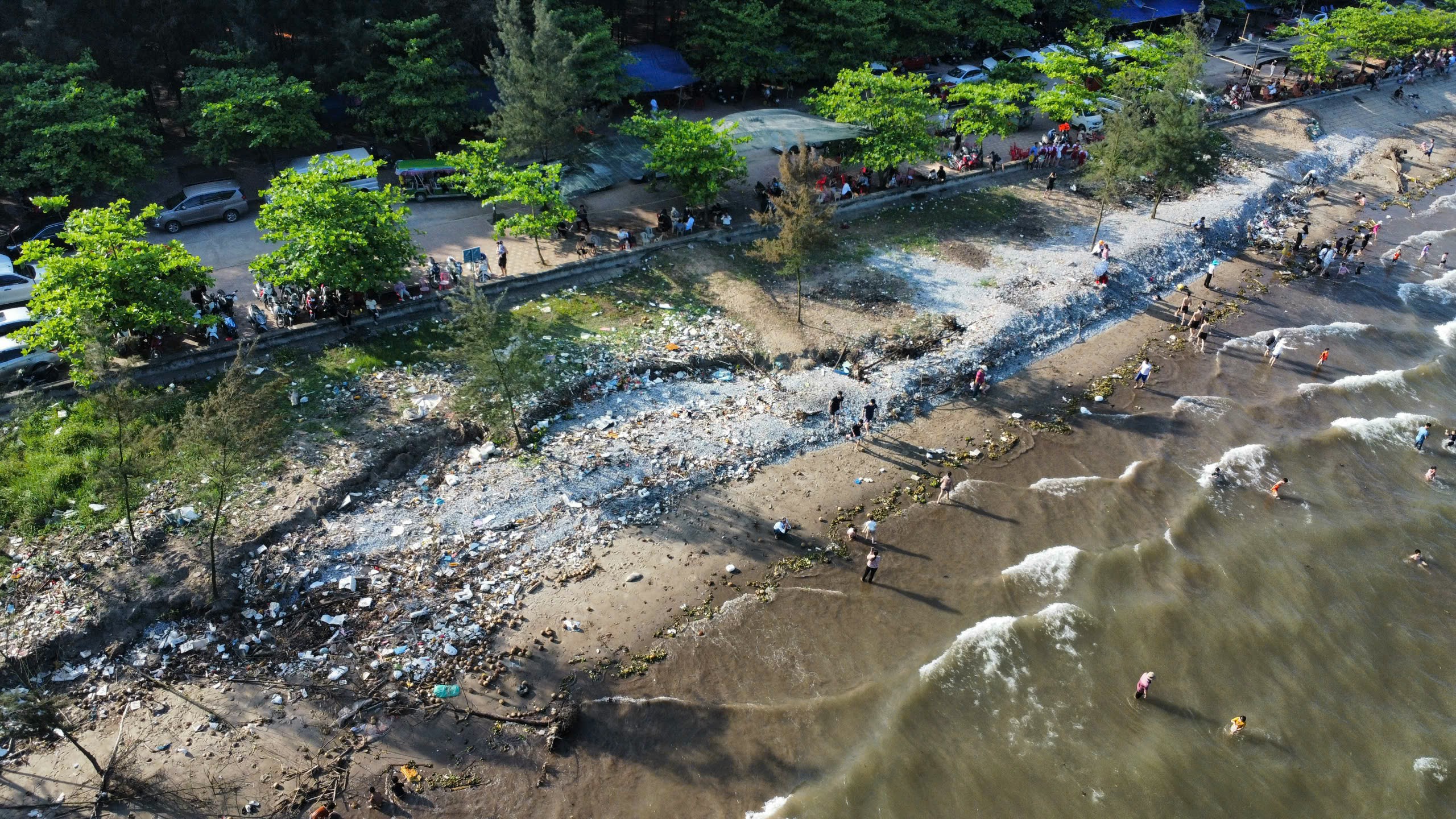 Rác phủ đầy bờ biển Rạng Đông ở Nam Định du khách vẫn vô tư tắm biển- Ảnh 15.