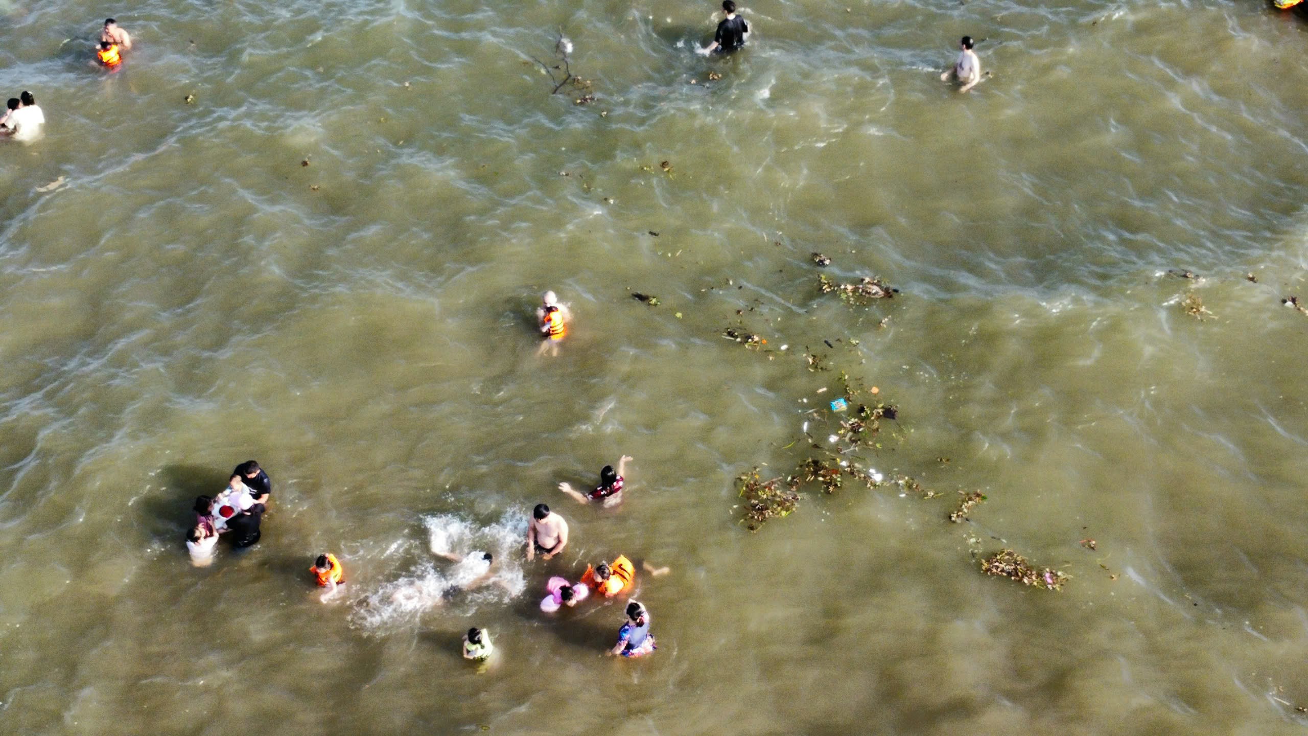 Rác phủ đầy bờ biển Rạng Đông ở Nam Định du khách vẫn vô tư tắm biển- Ảnh 10.