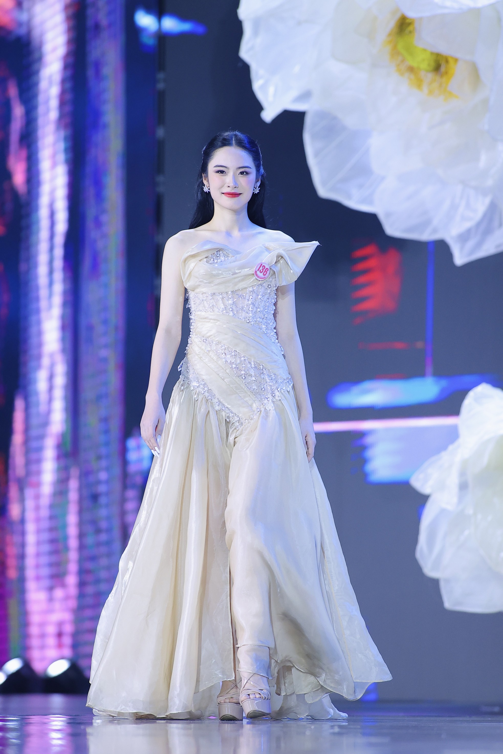 Cô gái Hải Phòng sinh năm 2005 ở chung kết Hoa hậu Việt Nam - Ảnh 11. Cô gái Hải Phòng sinh năm 2005 ở chung kết Hoa hậu Việt Nam - Ảnh 11.