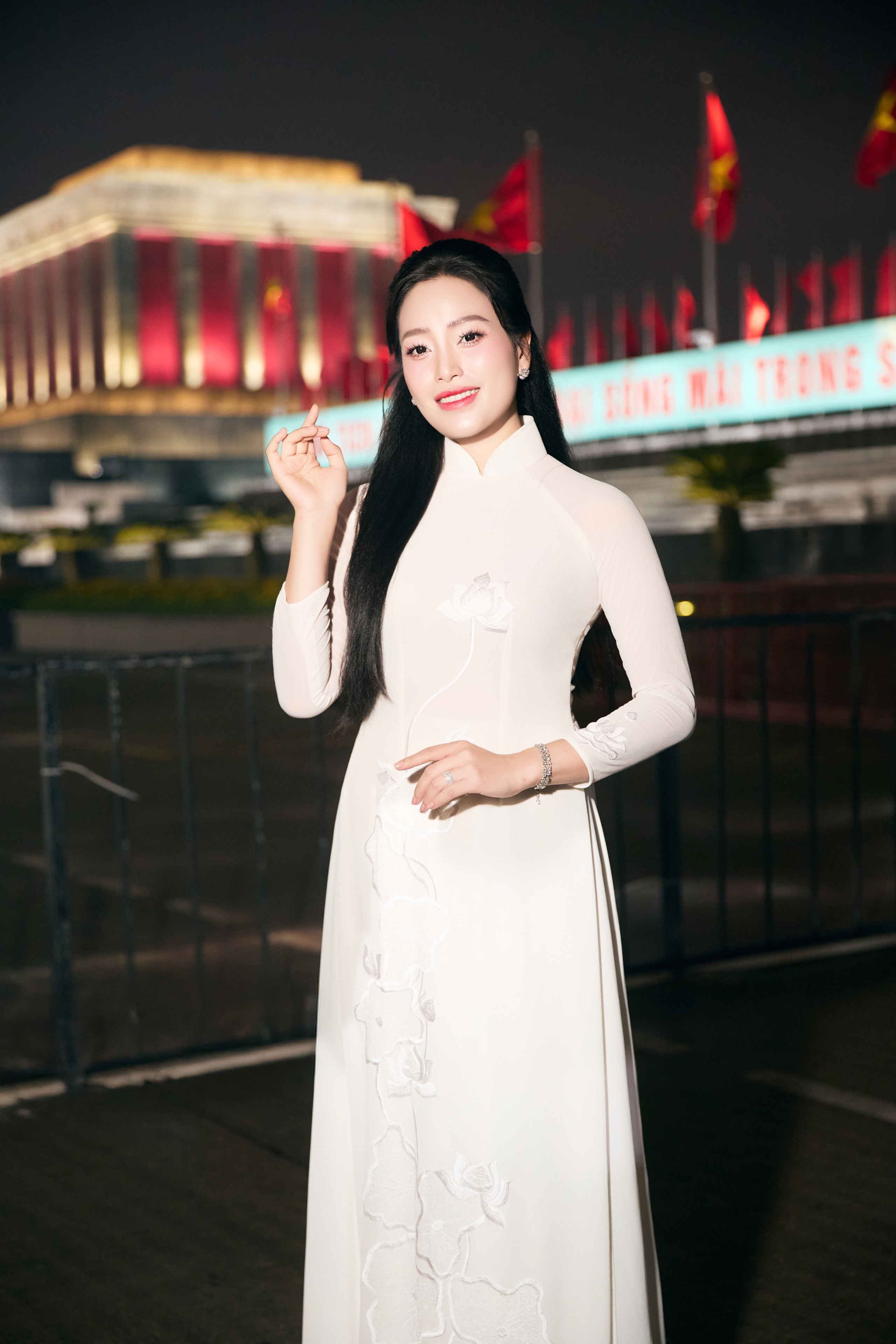 Sao mai Huyền Trang gây xúc động trong chương trình nghệ thuật đặc biệt kỷ niệm sinh nhật Bác Hồ- Ảnh 1.
