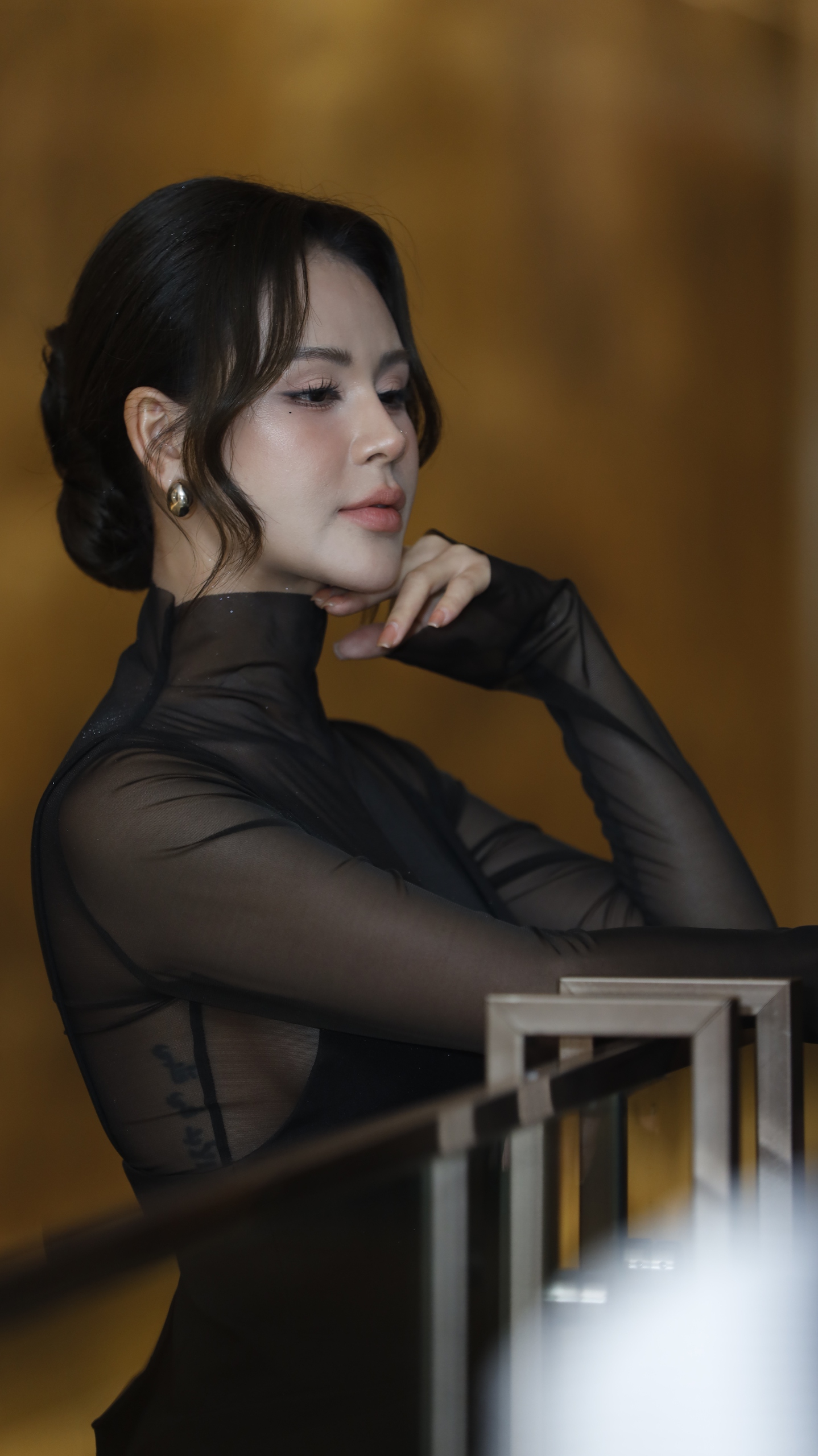 'Bạn gái' kiến trúc sư của Bùi Như Lai phim 'Cha tôi, người ở lại' gợi cảm với áo ren xuyên thấu- Ảnh 3.