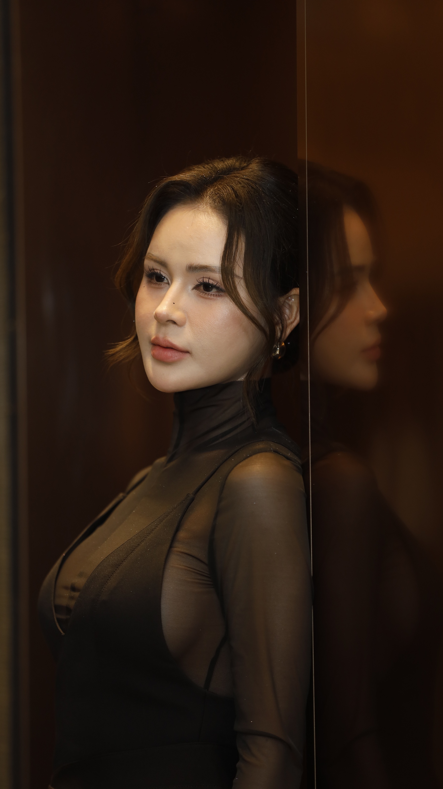 'Bạn gái' kiến trúc sư của Bùi Như Lai phim 'Cha tôi, người ở lại' gợi cảm với áo ren xuyên thấu- Ảnh 4.
