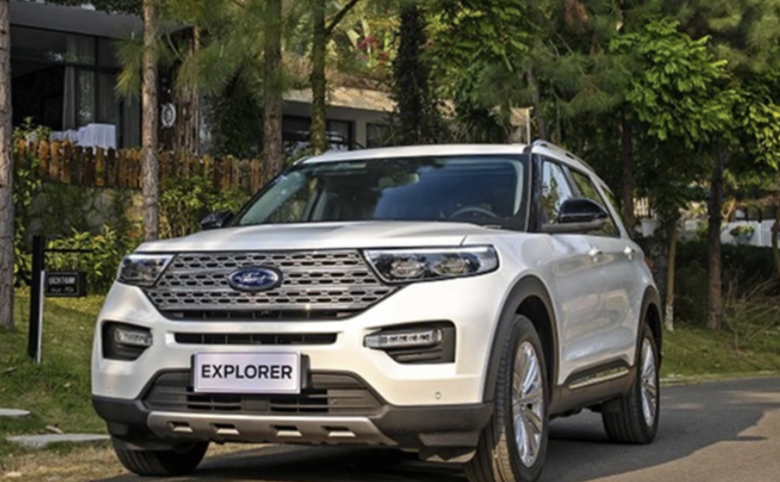 Xe ô tô Ford Explorer lỗi camera lùi, Bộ Công thương thông báo thu hồi 'khẩn'- Ảnh 2.