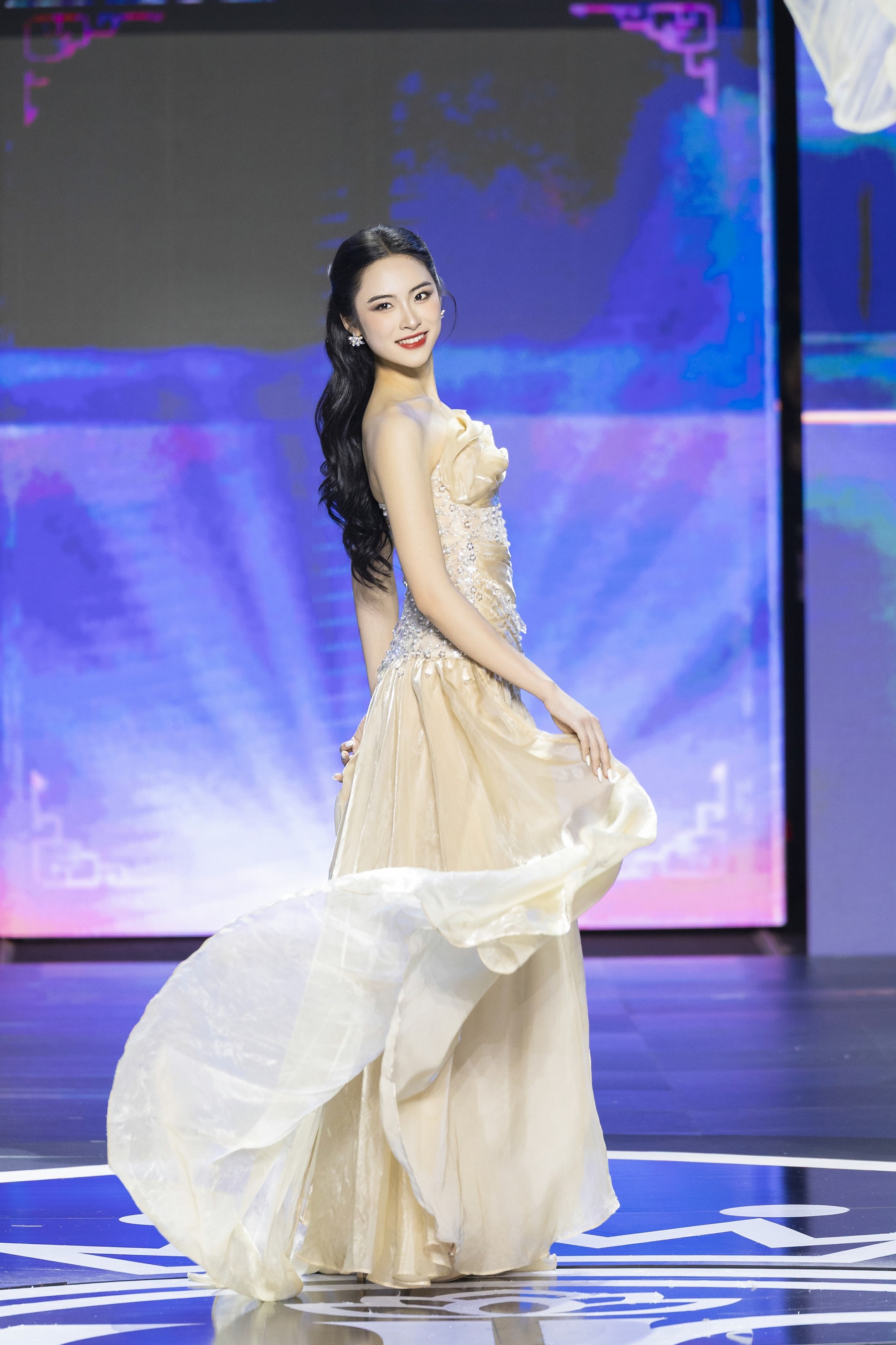 Cô gái Hải Phòng sinh năm 2005 ở chung kết Hoa hậu Việt Nam - Ảnh 13. Cô gái Hải Phòng sinh năm 2005 ở chung kết Hoa hậu Việt Nam - Ảnh 13.