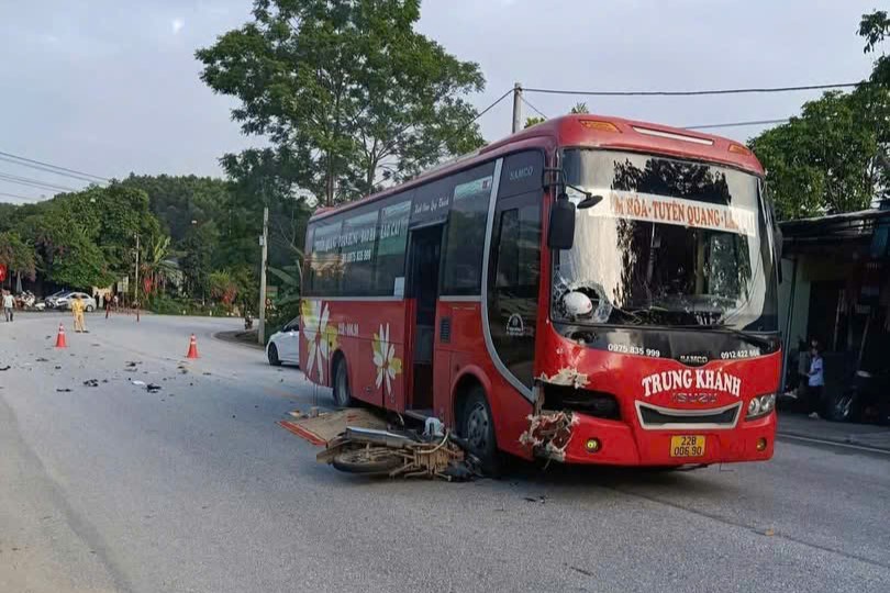 Vào cua tốc độ cao, xe máy đối đầu xe khách khiến một người tử vong ở Tuyên Quang- Ảnh 1.