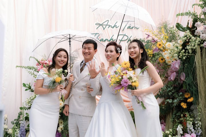 Đám cưới bố mẹ 27 năm trước còn tiếc nuối, 2 con gái gen Z tổ chức cưới lại - Ảnh 3. Đám cưới bố mẹ 27 năm trước còn tiếc nuối, 2 con gái gen Z tổ chức cưới lại - Ảnh 3.