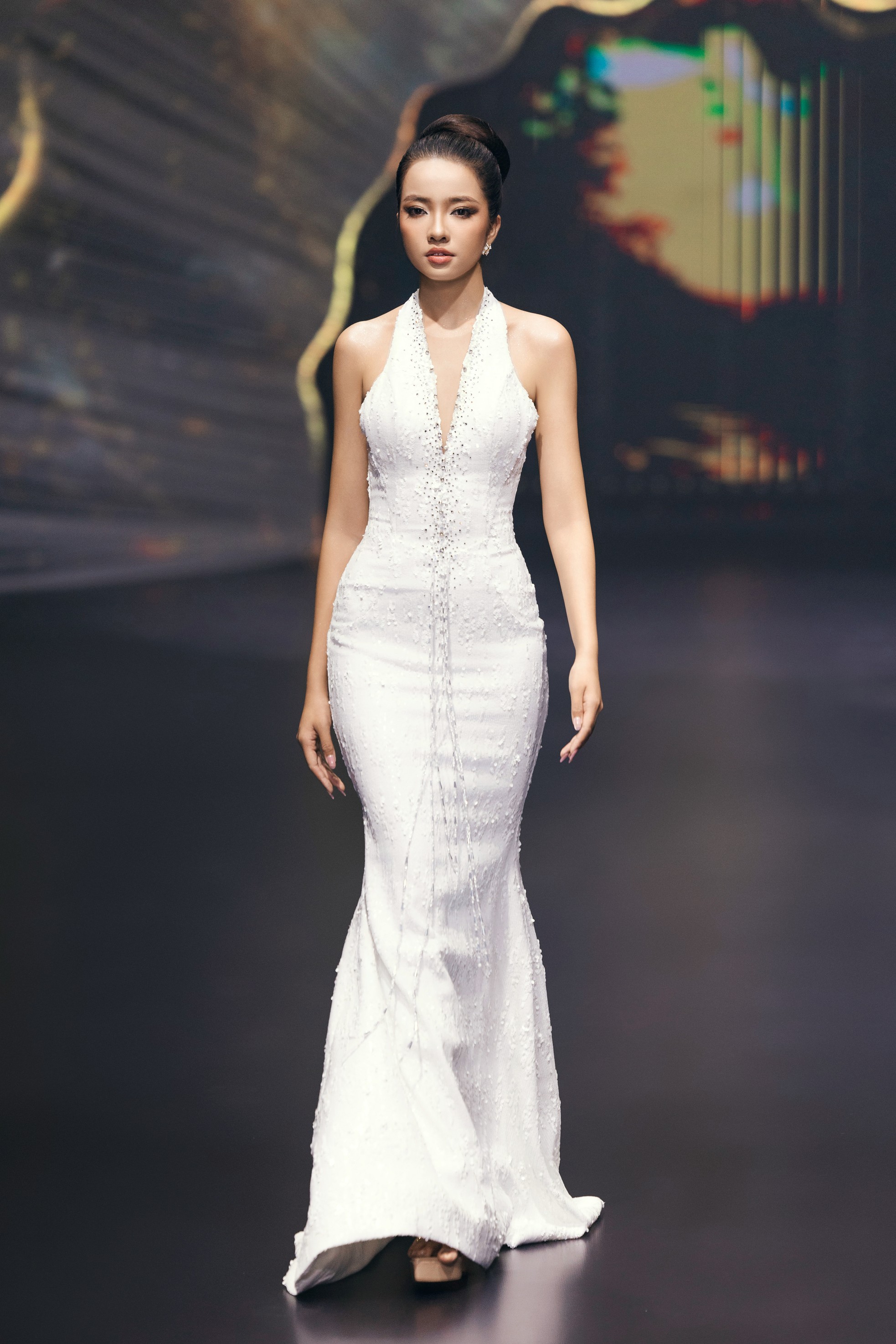 Thí sinh Hoa hậu Việt Nam cuốn hút trên sàn catwalk - Ảnh 7. Thí sinh Hoa hậu Việt Nam cuốn hút trên sàn catwalk - Ảnh 7.