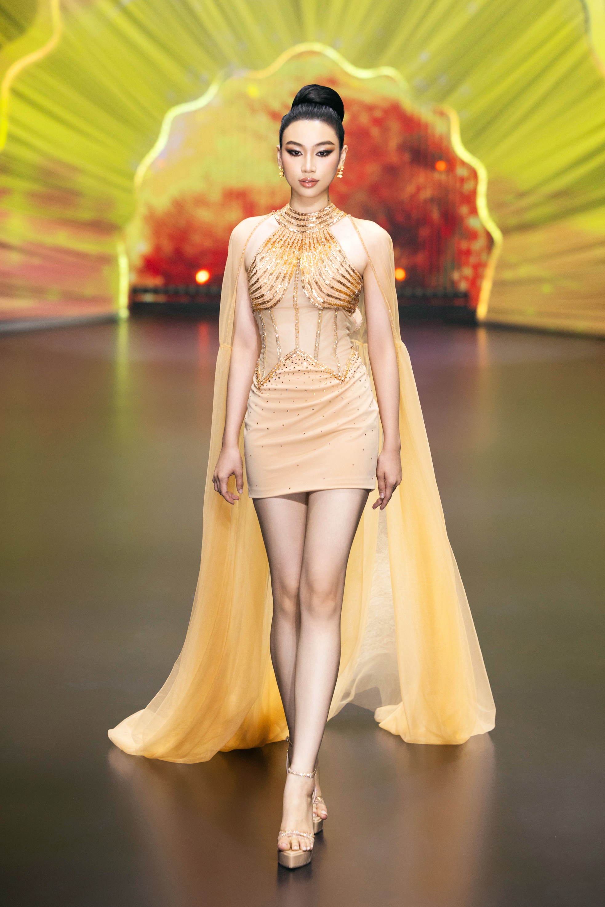 Thí sinh Hoa hậu Việt Nam cuốn hút trên sàn catwalk - Ảnh 5. Thí sinh Hoa hậu Việt Nam cuốn hút trên sàn catwalk - Ảnh 5.