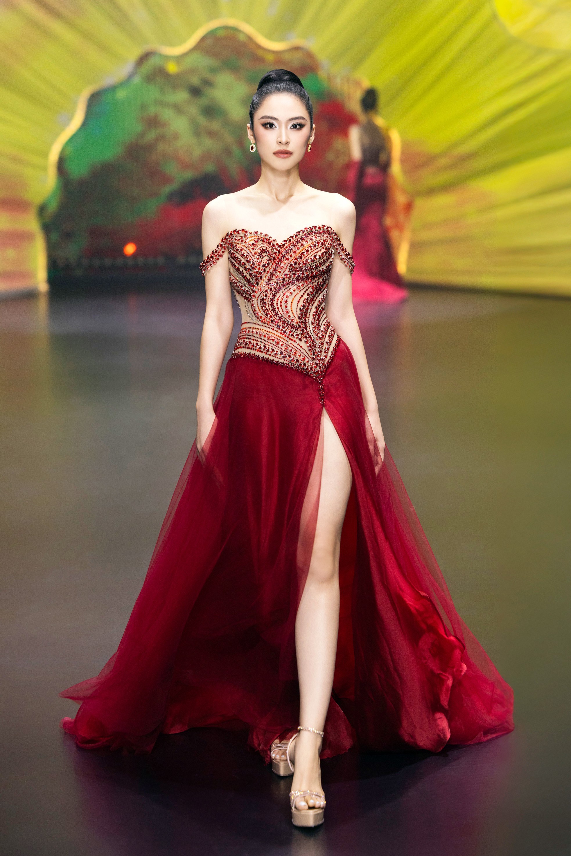 Thí sinh Hoa hậu Việt Nam cuốn hút trên sàn catwalk - Ảnh 4. Thí sinh Hoa hậu Việt Nam cuốn hút trên sàn catwalk - Ảnh 4.