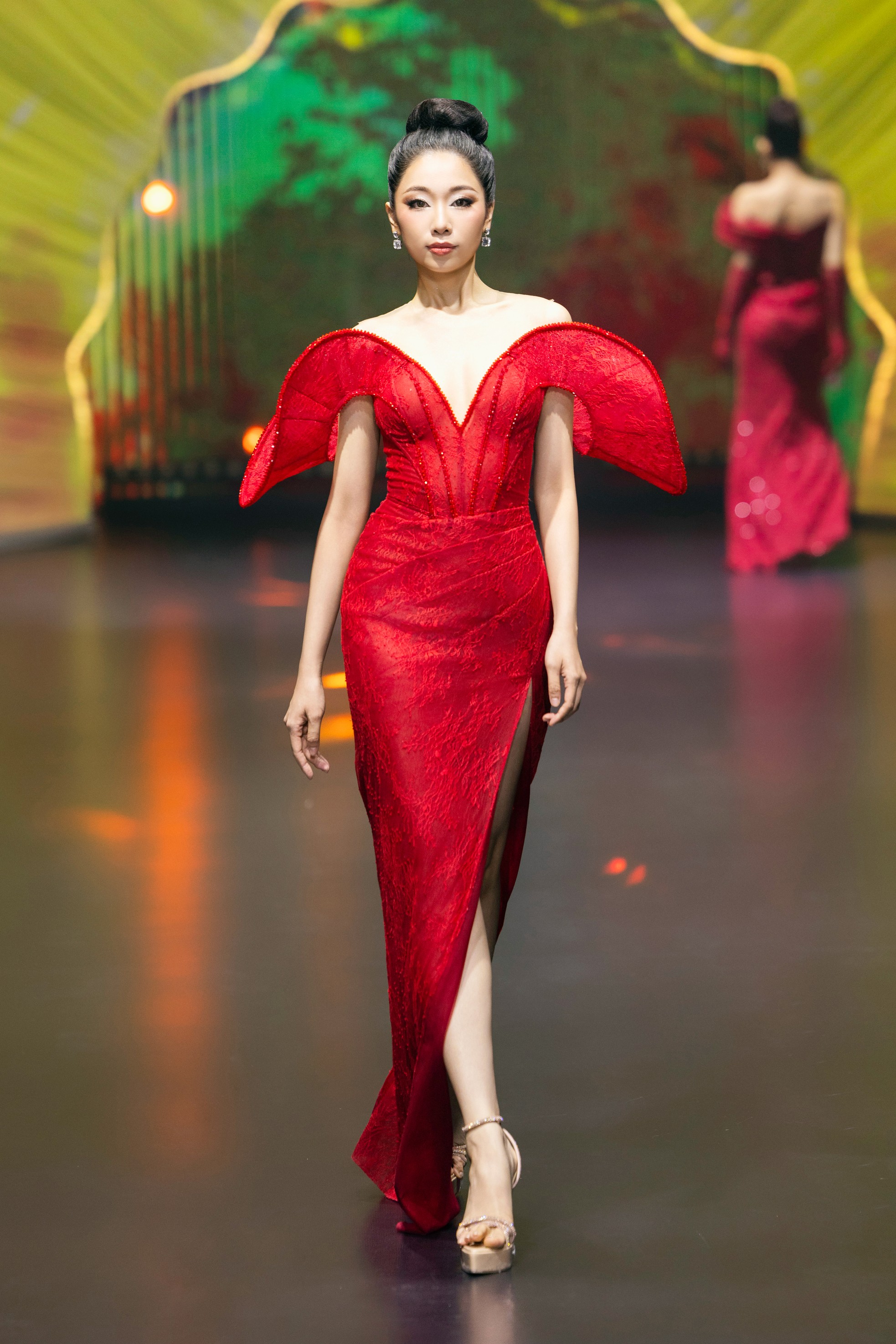 Thí sinh Hoa hậu Việt Nam cuốn hút trên sàn catwalk - Ảnh 2. Thí sinh Hoa hậu Việt Nam cuốn hút trên sàn catwalk - Ảnh 2.