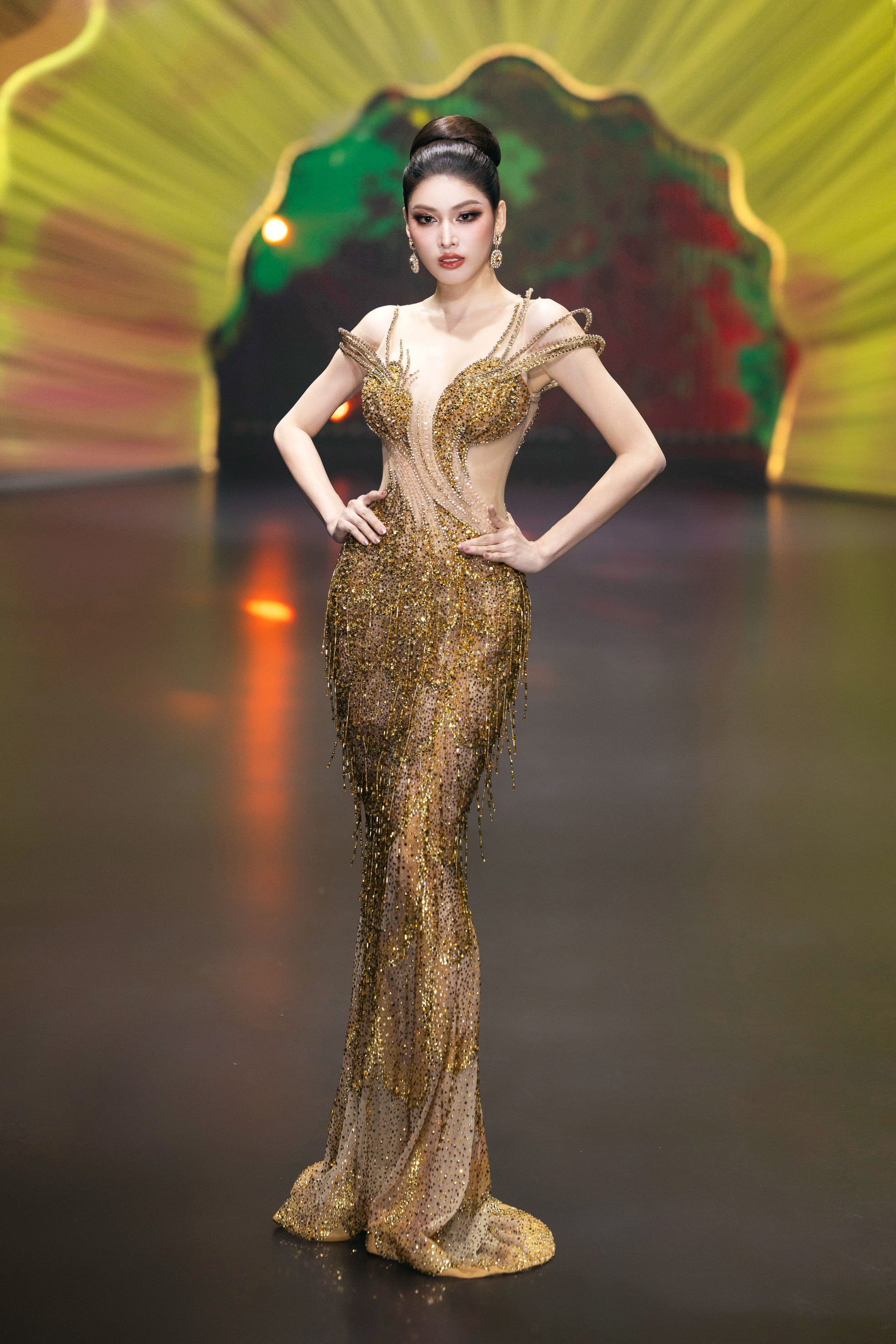 Thí sinh Hoa hậu Việt Nam cuốn hút trên sàn catwalk - Ảnh 12. Thí sinh Hoa hậu Việt Nam cuốn hút trên sàn catwalk - Ảnh 12.