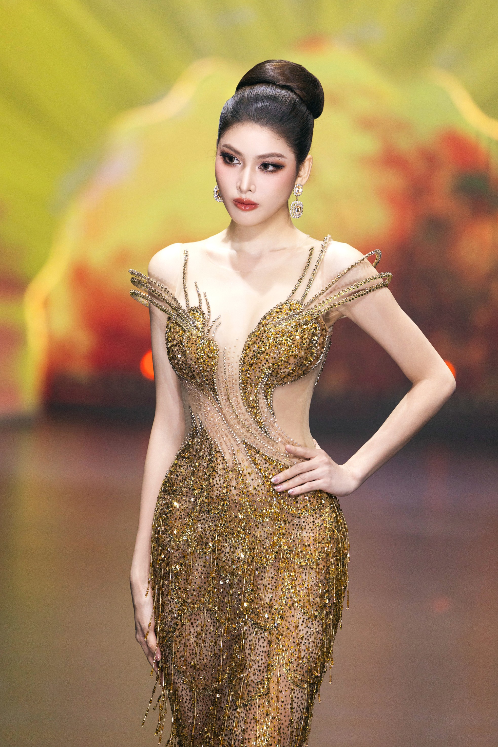 Thí sinh Hoa hậu Việt Nam cuốn hút trên sàn catwalk - Ảnh 11. Thí sinh Hoa hậu Việt Nam cuốn hút trên sàn catwalk - Ảnh 11.