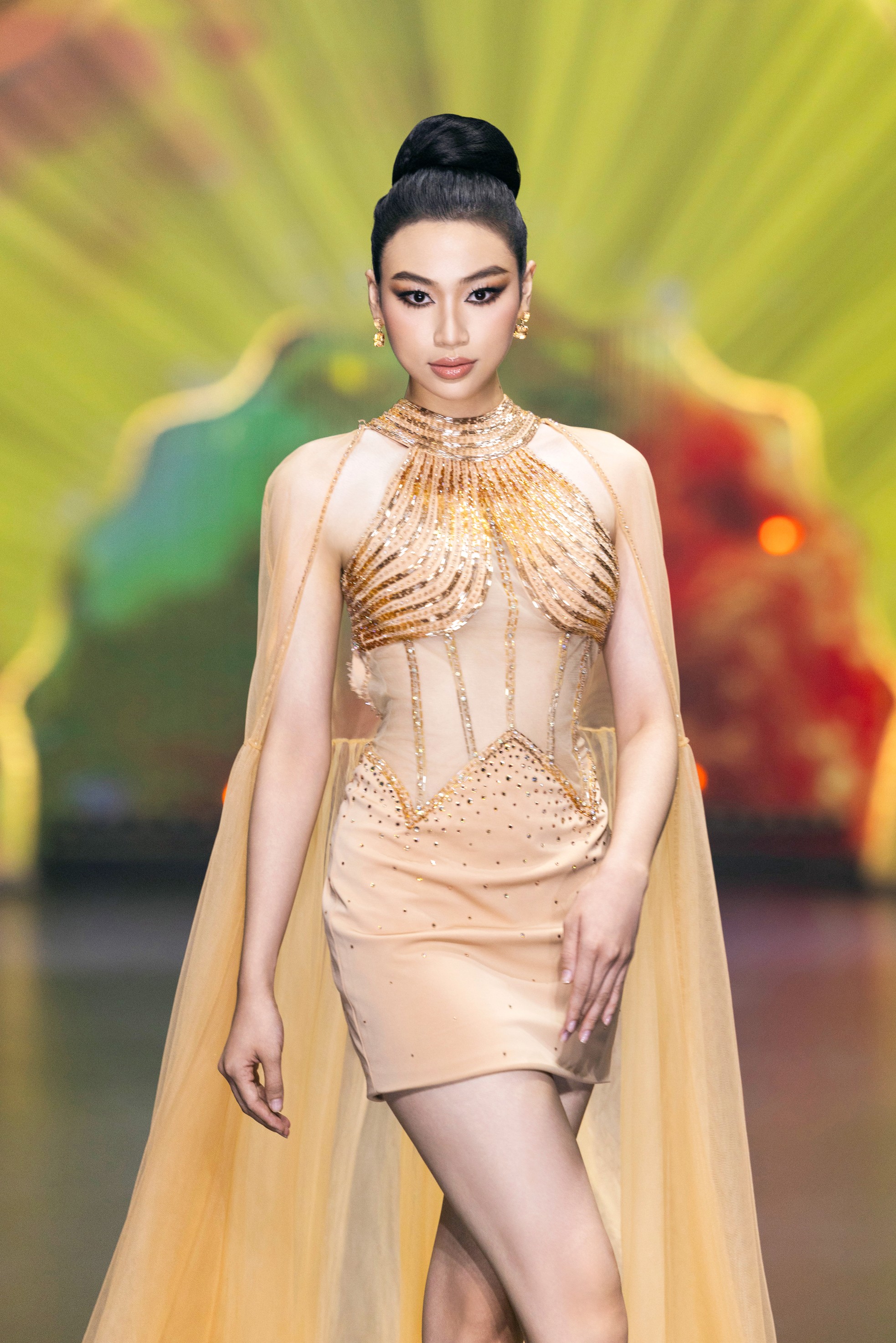 Thí sinh Hoa hậu Việt Nam cuốn hút trên sàn catwalk - Ảnh 6. Thí sinh Hoa hậu Việt Nam cuốn hút trên sàn catwalk - Ảnh 6.