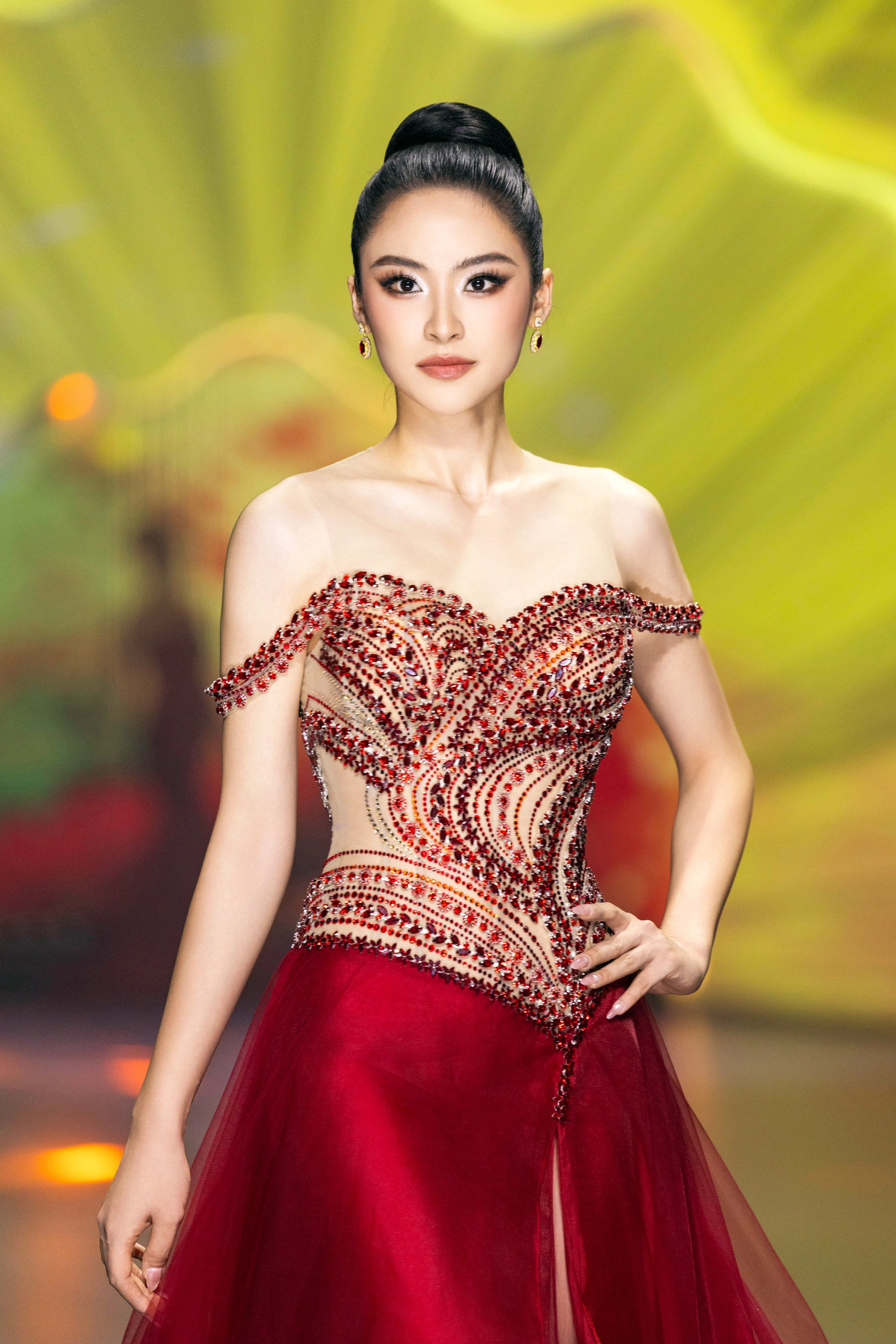 Thí sinh Hoa hậu Việt Nam cuốn hút trên sàn catwalk - Ảnh 3. Thí sinh Hoa hậu Việt Nam cuốn hút trên sàn catwalk - Ảnh 3.