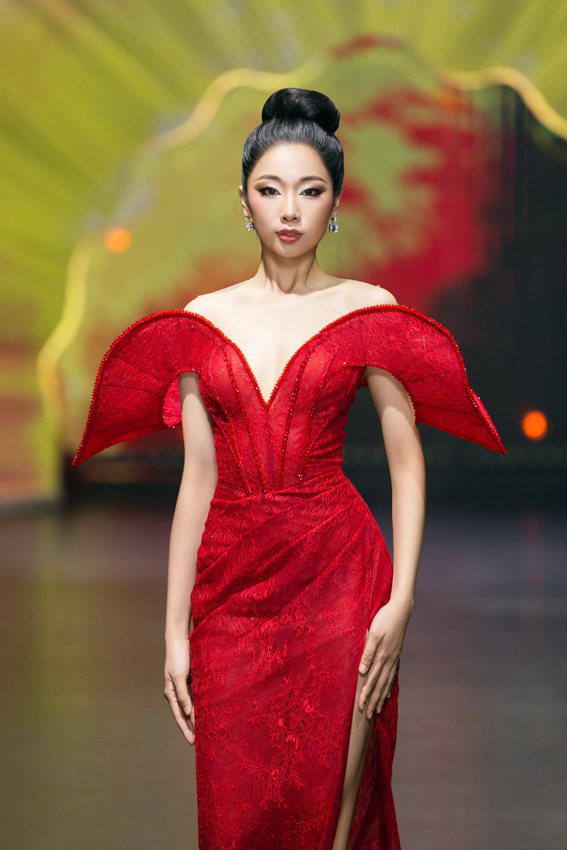 Thí sinh Hoa hậu Việt Nam cuốn hút trên sàn catwalk - Ảnh 1. Thí sinh Hoa hậu Việt Nam cuốn hút trên sàn catwalk - Ảnh 1.