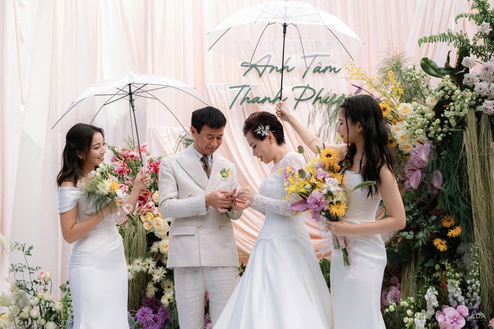 Đám cưới bố mẹ 27 năm trước còn tiếc nuối, 2 con gái gen Z tổ chức cưới lại - Ảnh 11. Đám cưới bố mẹ 27 năm trước còn tiếc nuối, 2 con gái gen Z tổ chức cưới lại - Ảnh 11.