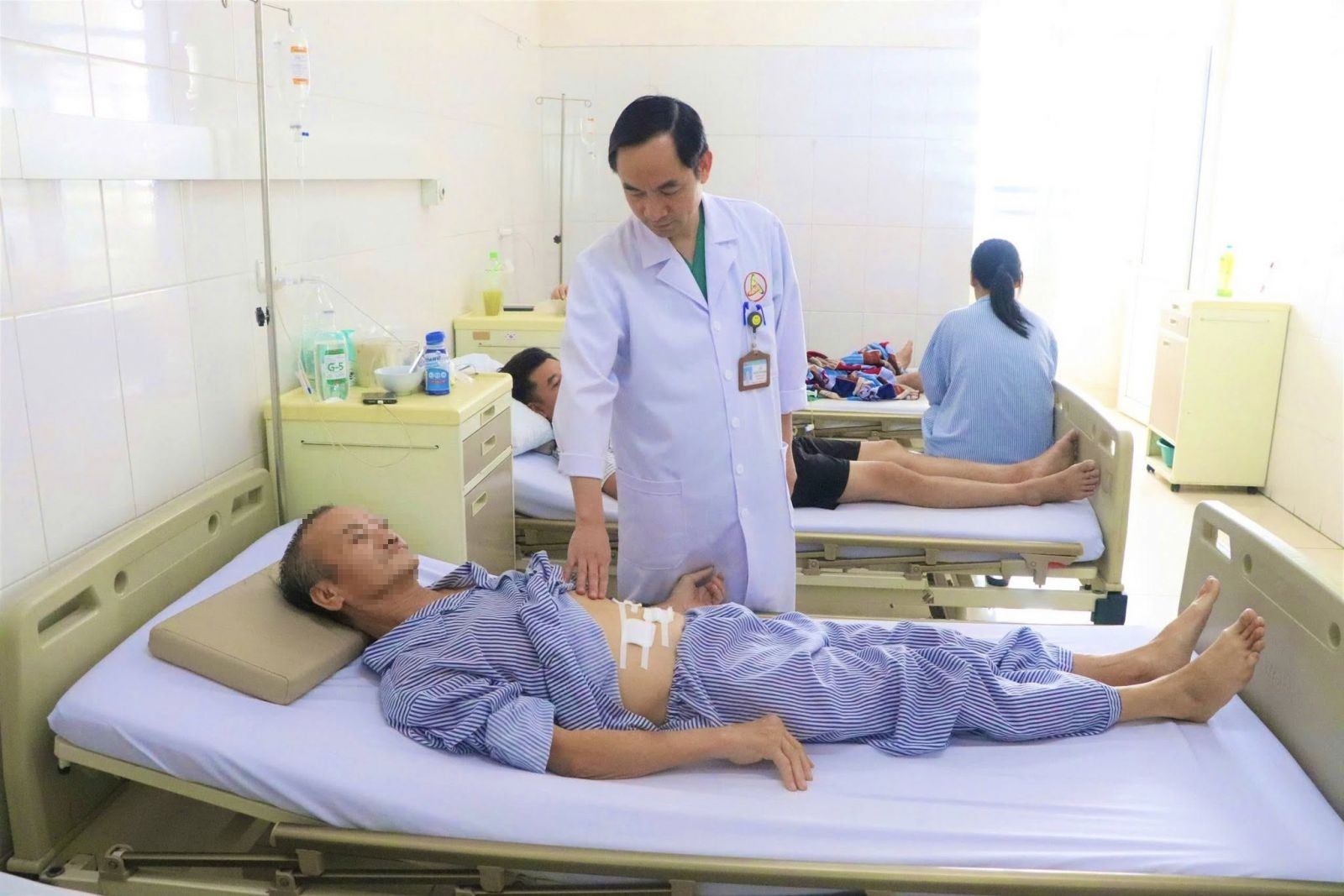 Người đàn ông 60 tuổi bị thủng dạ dày thừa nhận 1 sai lầm nhiều người Việt mắc phải - Ảnh 2.