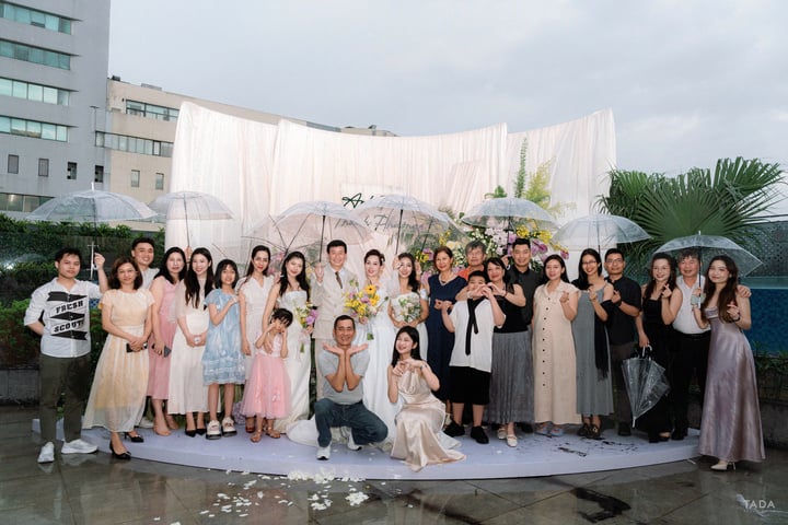 Đám cưới bố mẹ 27 năm trước còn tiếc nuối, 2 con gái gen Z tổ chức cưới lại - Ảnh 10. Đám cưới bố mẹ 27 năm trước còn tiếc nuối, 2 con gái gen Z tổ chức cưới lại - Ảnh 10.