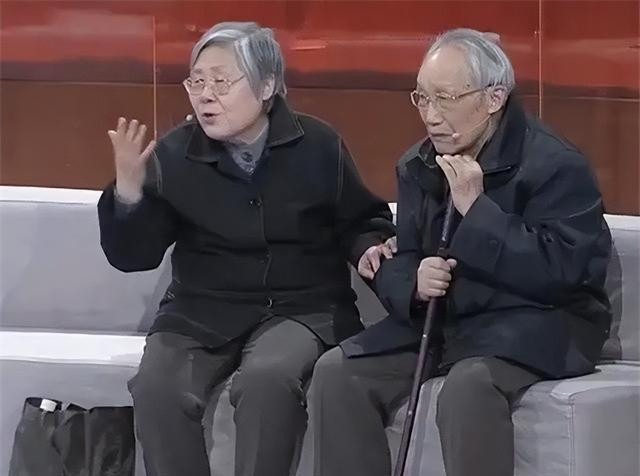 Sau lễ tốt nghiệp, con trai gửi thư từ mặt rồi biệt tích khiến vợ chồng giáo sư bật khóc hối hận vì dạy con sai cách - Ảnh 1. Sau lễ tốt nghiệp, con trai gửi thư từ mặt rồi biệt tích khiến vợ chồng giáo sư bật khóc hối hận vì dạy con sai cách - Ảnh 1.