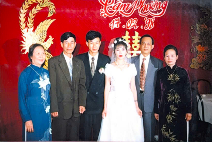 Đám cưới bố mẹ 27 năm trước còn tiếc nuối, 2 con gái gen Z tổ chức cưới lại - Ảnh 2. Đám cưới bố mẹ 27 năm trước còn tiếc nuối, 2 con gái gen Z tổ chức cưới lại - Ảnh 2.
