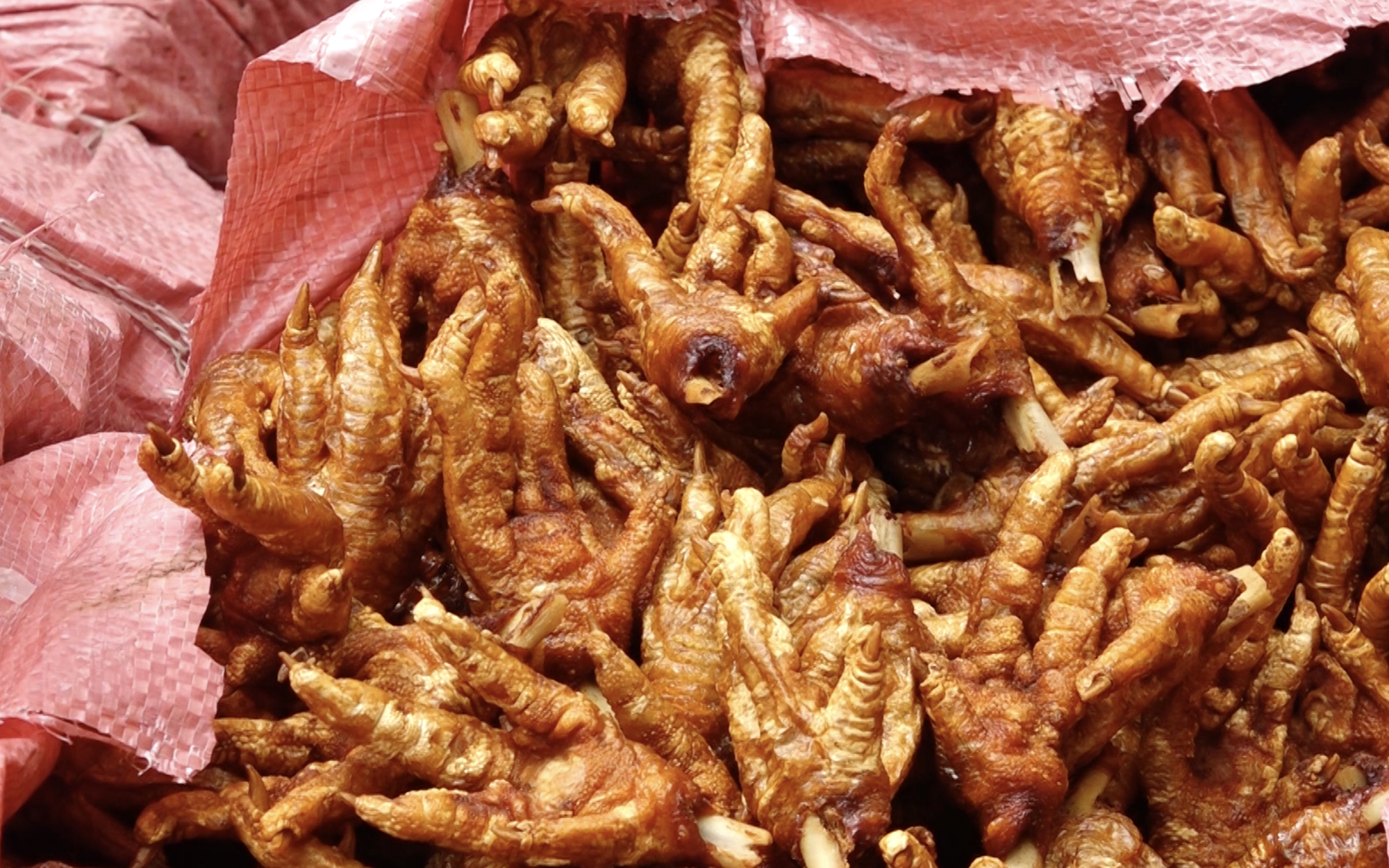 Kinh hoàng hơn 1.500kg chân gà nhiều &quot;không&quot;, ngả màu nâu đen, suýt đến tay người tiêu dùng
