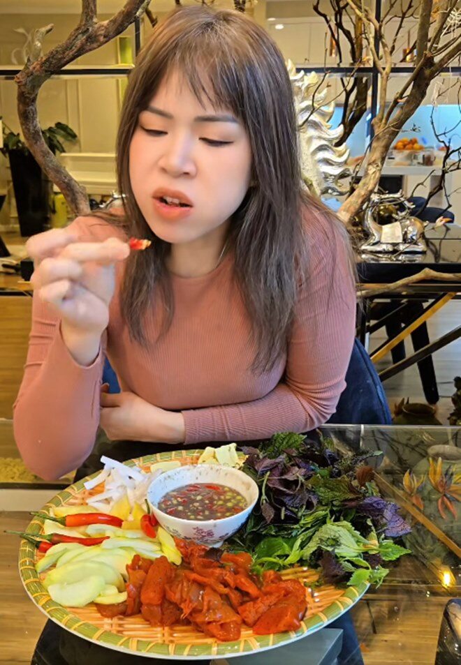 Vợ Mạnh Trường 'mukbang' đặc sản Hải Phòng - món ăn thanh mát đến mức được ví von 'ai đang bị nhiệt miệng ăn 2 lần là khỏi'- Ảnh 2. Vợ Mạnh Trường 'mukbang' đặc sản Hải Phòng - món ăn thanh mát đến mức được ví von 'ai đang bị nhiệt miệng ăn 2 lần là khỏi'- Ảnh 2.