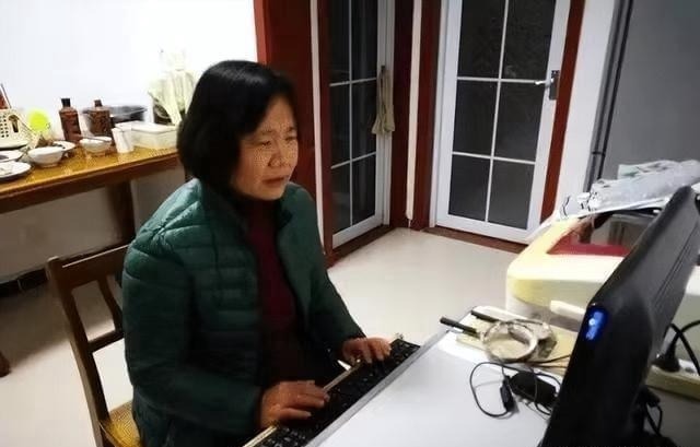 Người mẹ mù chữ và bản hợp đồng kì lạ giúp con trai từ học sinh cá biệt trở thành giám đốc tập đoàn lớn- Ảnh 2. Người mẹ mù chữ và bản hợp đồng kì lạ giúp con trai từ học sinh cá biệt trở thành giám đốc tập đoàn lớn- Ảnh 2.