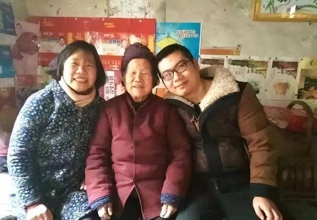 Người mẹ mù chữ và bản hợp đồng kì lạ giúp con trai từ học sinh cá biệt trở thành giám đốc tập đoàn lớn- Ảnh 1. Người mẹ mù chữ và bản hợp đồng kì lạ giúp con trai từ học sinh cá biệt trở thành giám đốc tập đoàn lớn- Ảnh 1.
