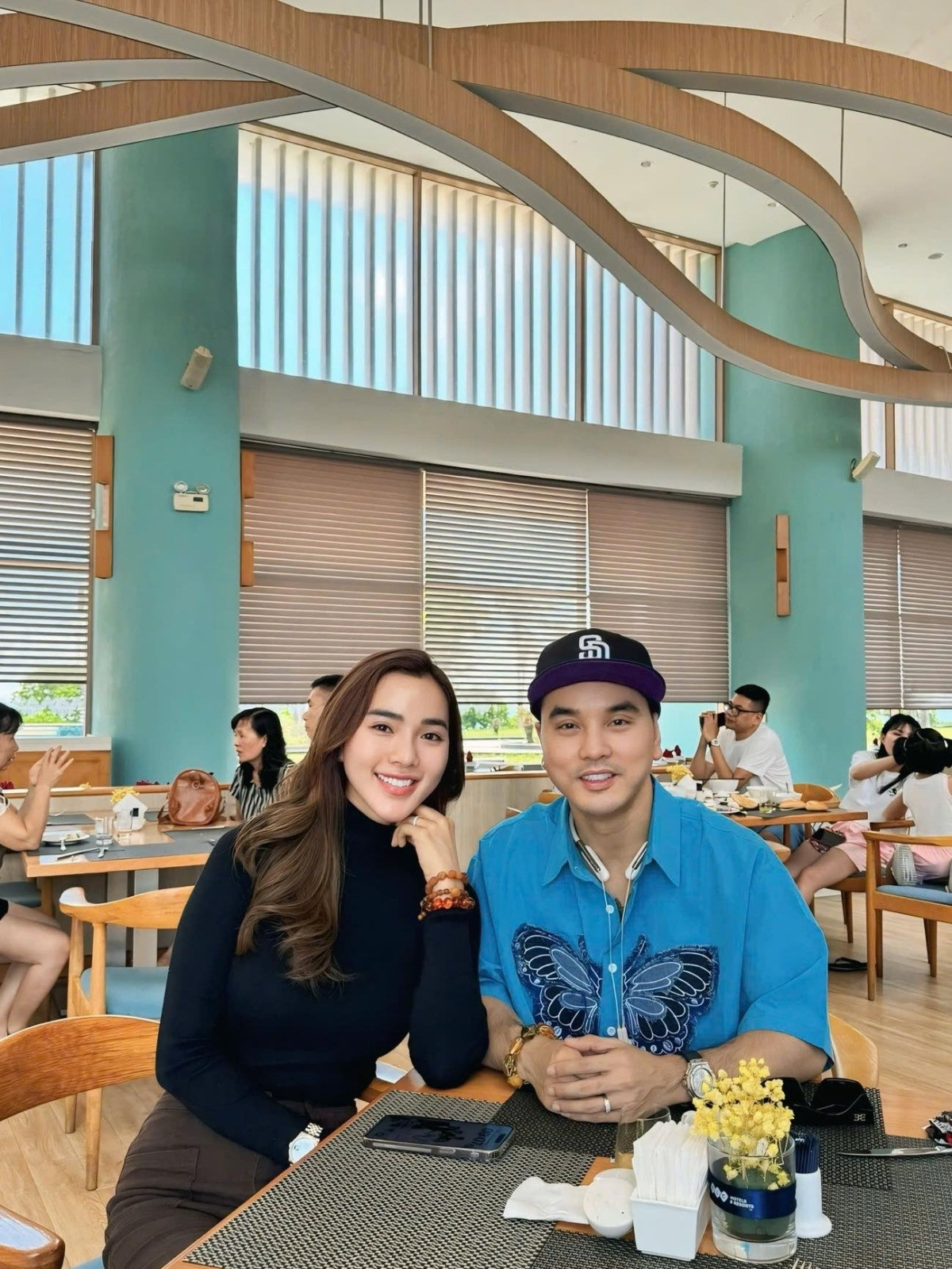 Hồng Nhung thay đổi không nhận ra, Diệp Lâm Anh đi chơi với bạn trai kém 11 tuổi - Ảnh 8. Hồng Nhung thay đổi không nhận ra, Diệp Lâm Anh đi chơi với bạn trai kém 11 tuổi - Ảnh 8.