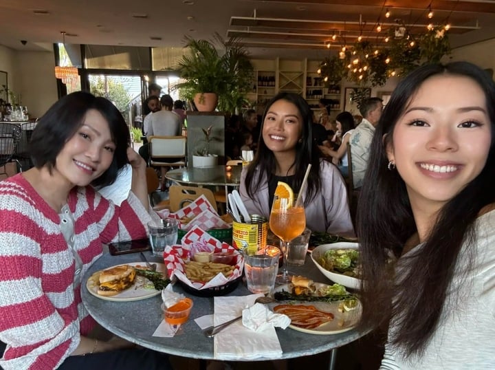 Bị đồn tái hôn ở tuổi 63, Hồng Đào nói 'chưa gả cho ai được' - Ảnh 3. Bị đồn tái hôn ở tuổi 63, Hồng Đào nói 'chưa gả cho ai được' - Ảnh 3.