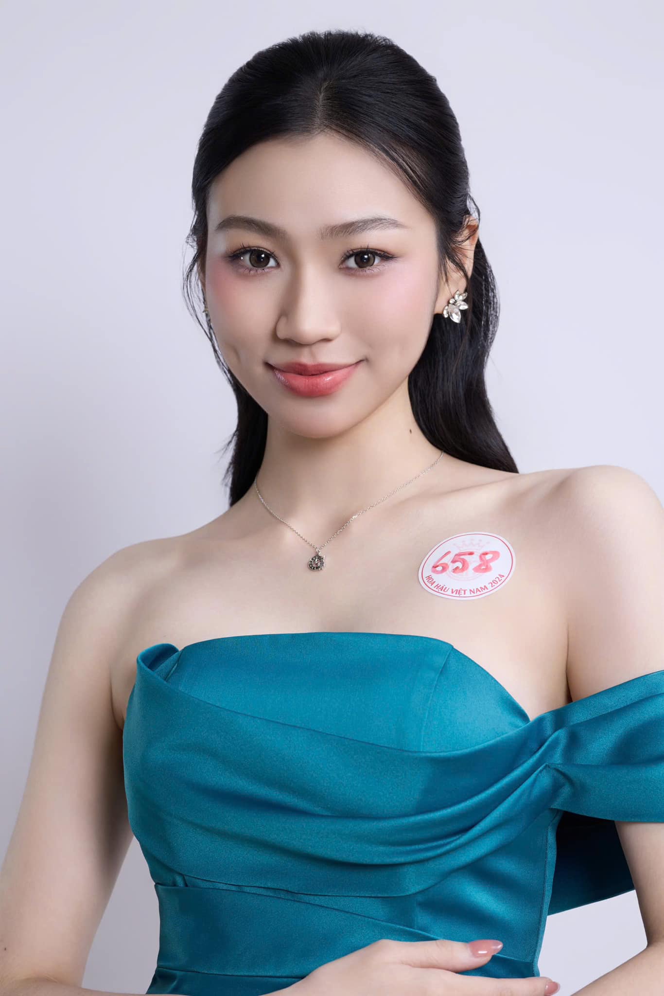 Nữ sinh quê Nghệ An có má lúm đồng tiền duyên dáng đang gây chú ý chung kết Hoa hậu Việt Nam- Ảnh 9. Nữ sinh quê Nghệ An có má lúm đồng tiền duyên dáng đang gây chú ý chung kết Hoa hậu Việt Nam- Ảnh 9.