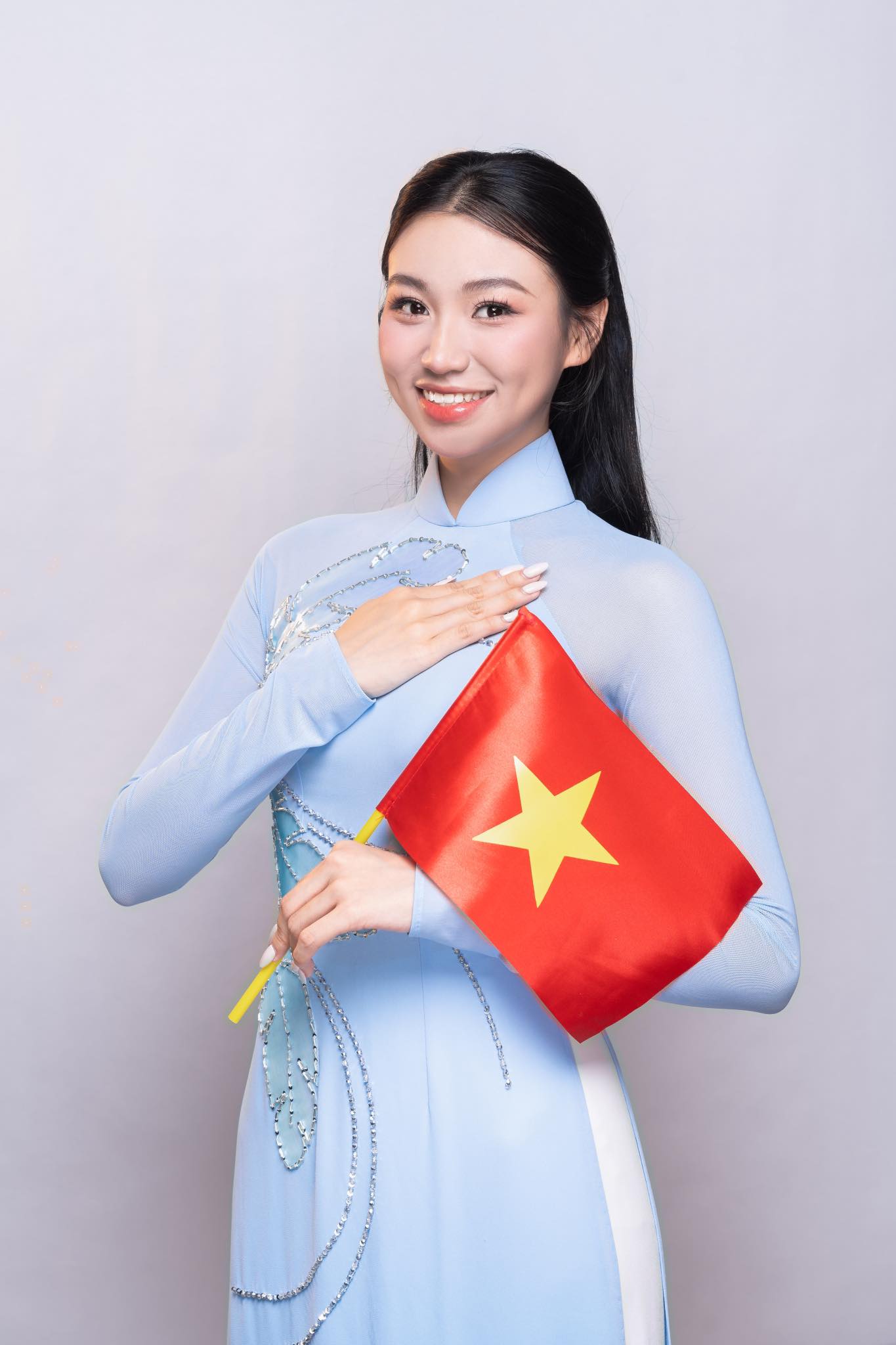 Nữ sinh quê Nghệ An có má lúm đồng tiền duyên dáng đang gây chú ý chung kết Hoa hậu Việt Nam- Ảnh 5. Nữ sinh quê Nghệ An có má lúm đồng tiền duyên dáng đang gây chú ý chung kết Hoa hậu Việt Nam- Ảnh 5.