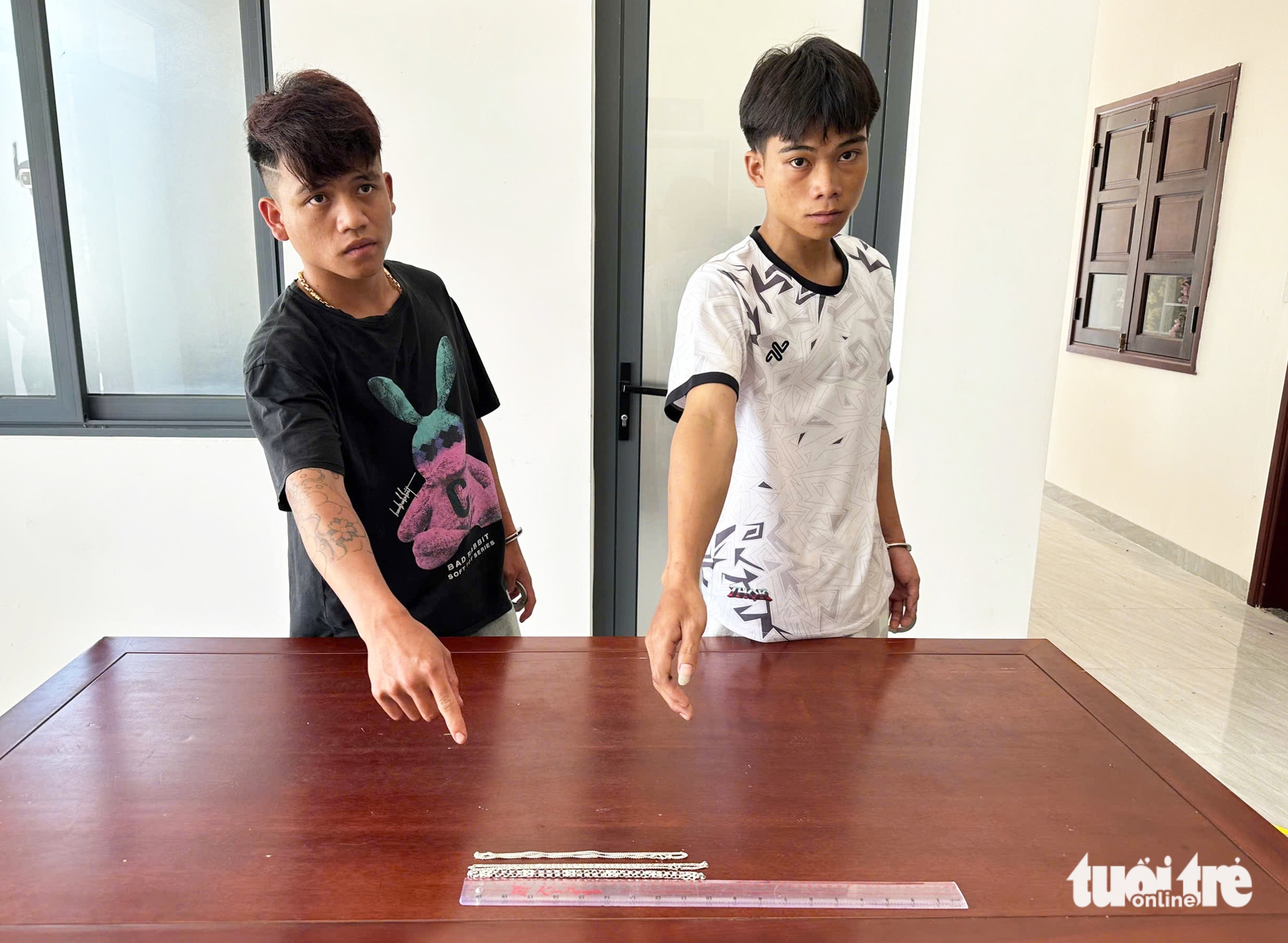 Vào ký túc xá gọi 9 học sinh đang ngủ ra ngoài rồi đánh đập, cướp tài sản - Ảnh 1. cướp tài sản - Ảnh 1.